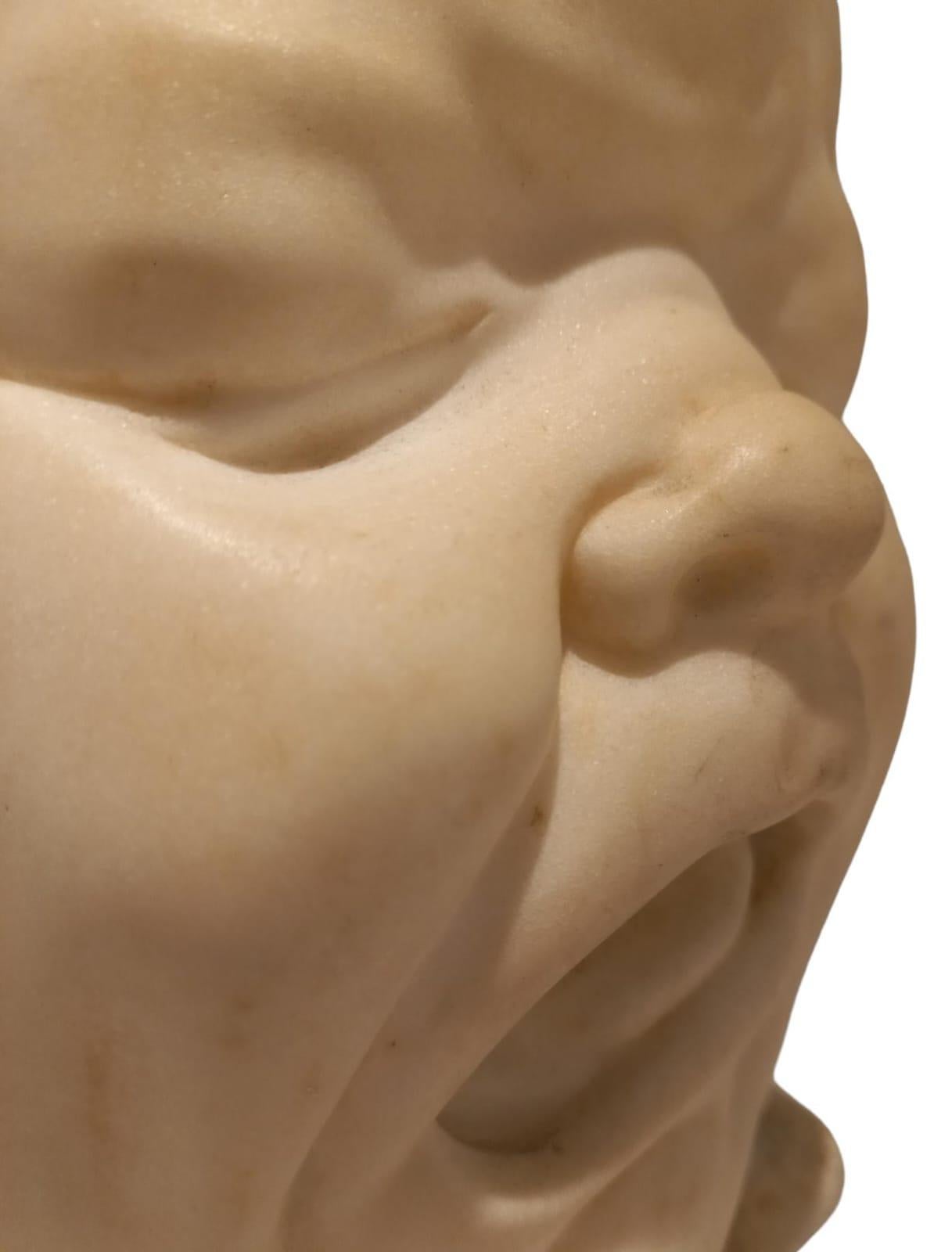White marble sculpture depicting the face of a child with grimace In Good Condition For Sale In Salò, IT
