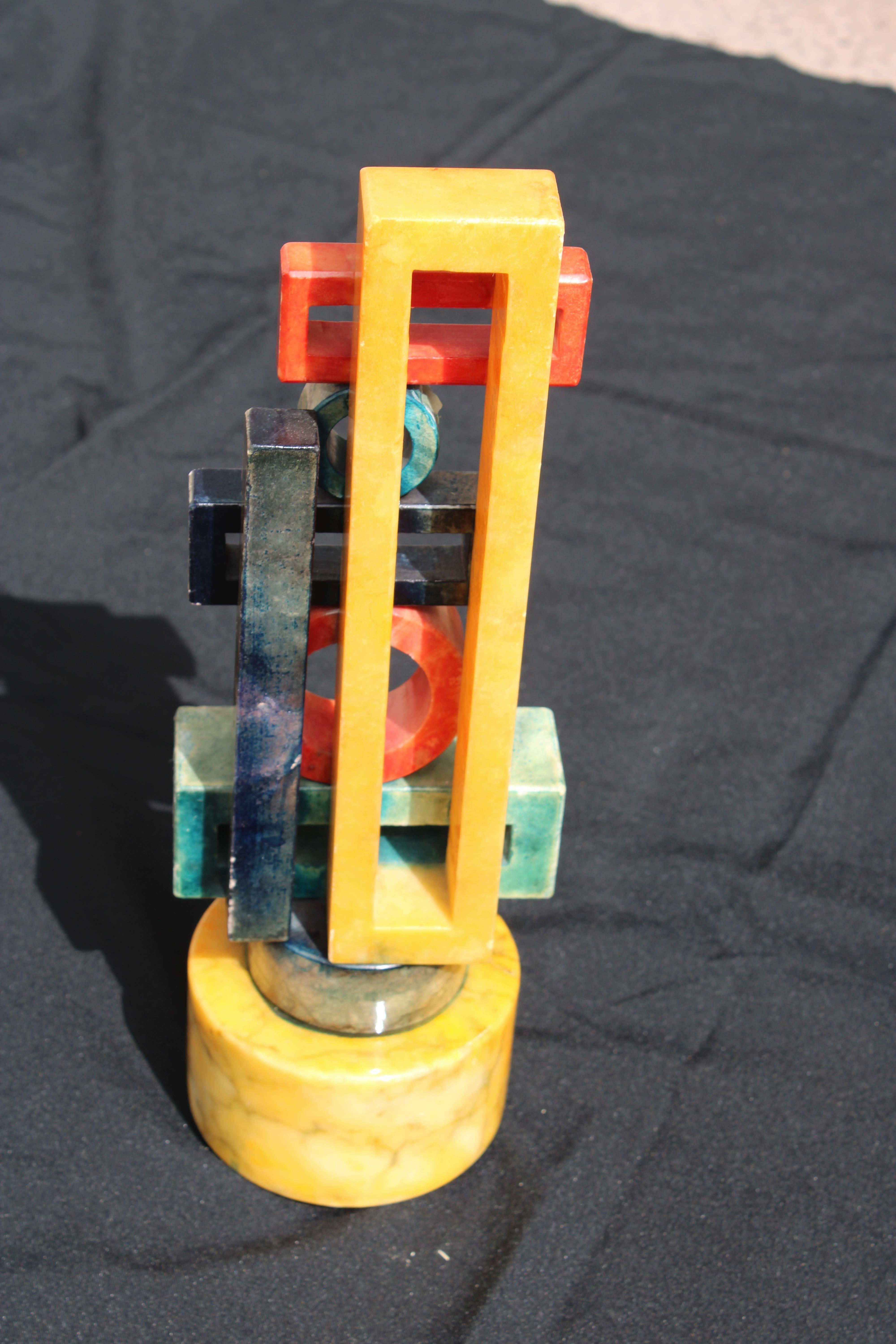 Mid-Century moderno Scultura in Marmo Colorato Astratta Italia 1960 figure geometriche in vendita