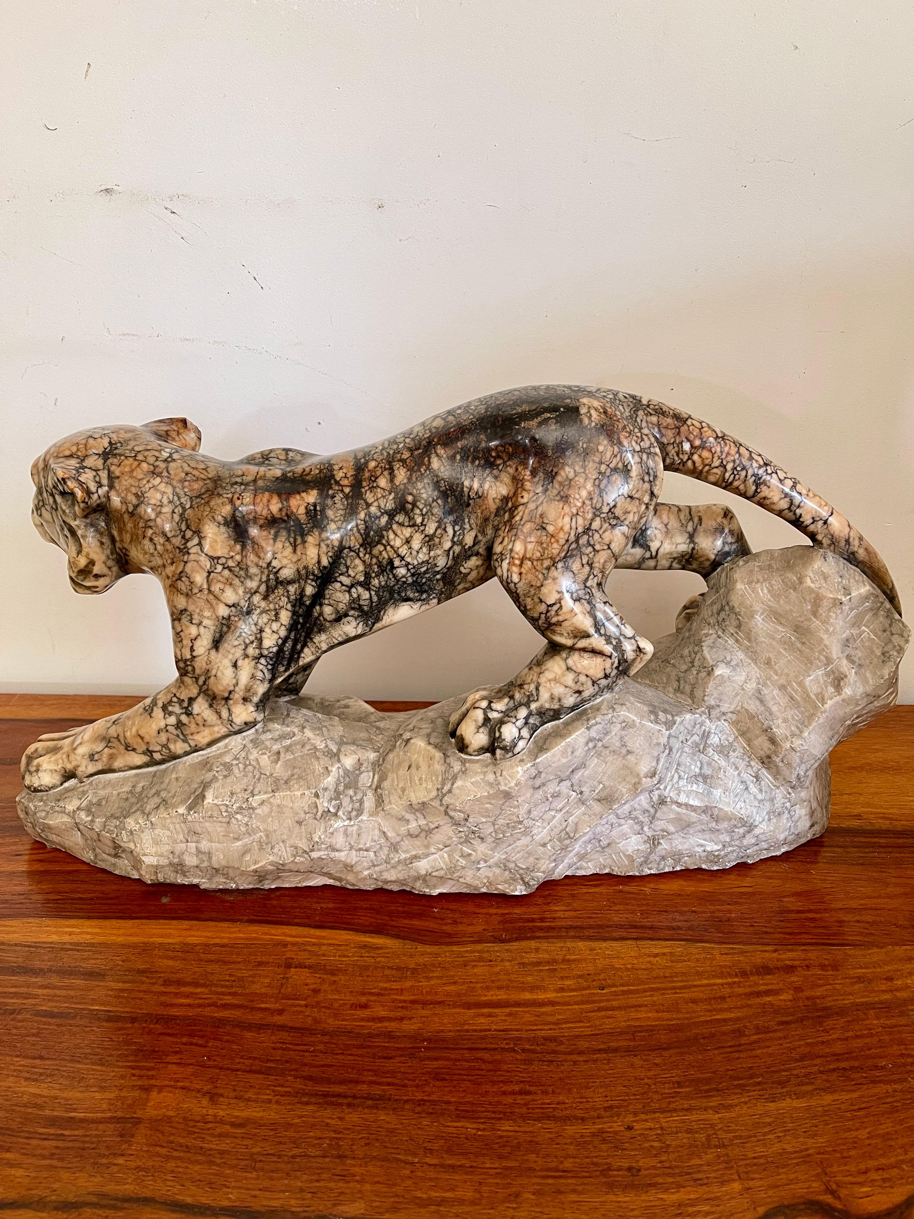 Sculpture en marbre représentant une panthère en position d'attaque sur un rocher, 20e siècle en vente 4