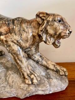 Scultura in pietra e marmo di pantera in posizione d'attacco su roccia, 1950