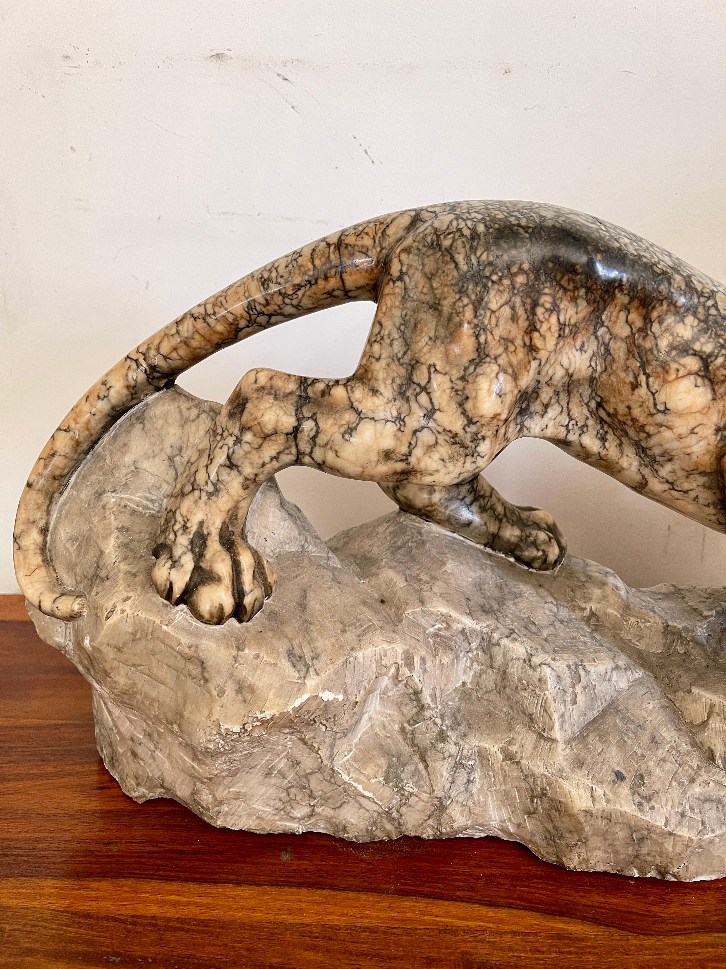 Italian Sculpture en marbre représentant une panthère en position d'attaque sur un rocher, 20e siècle en vente