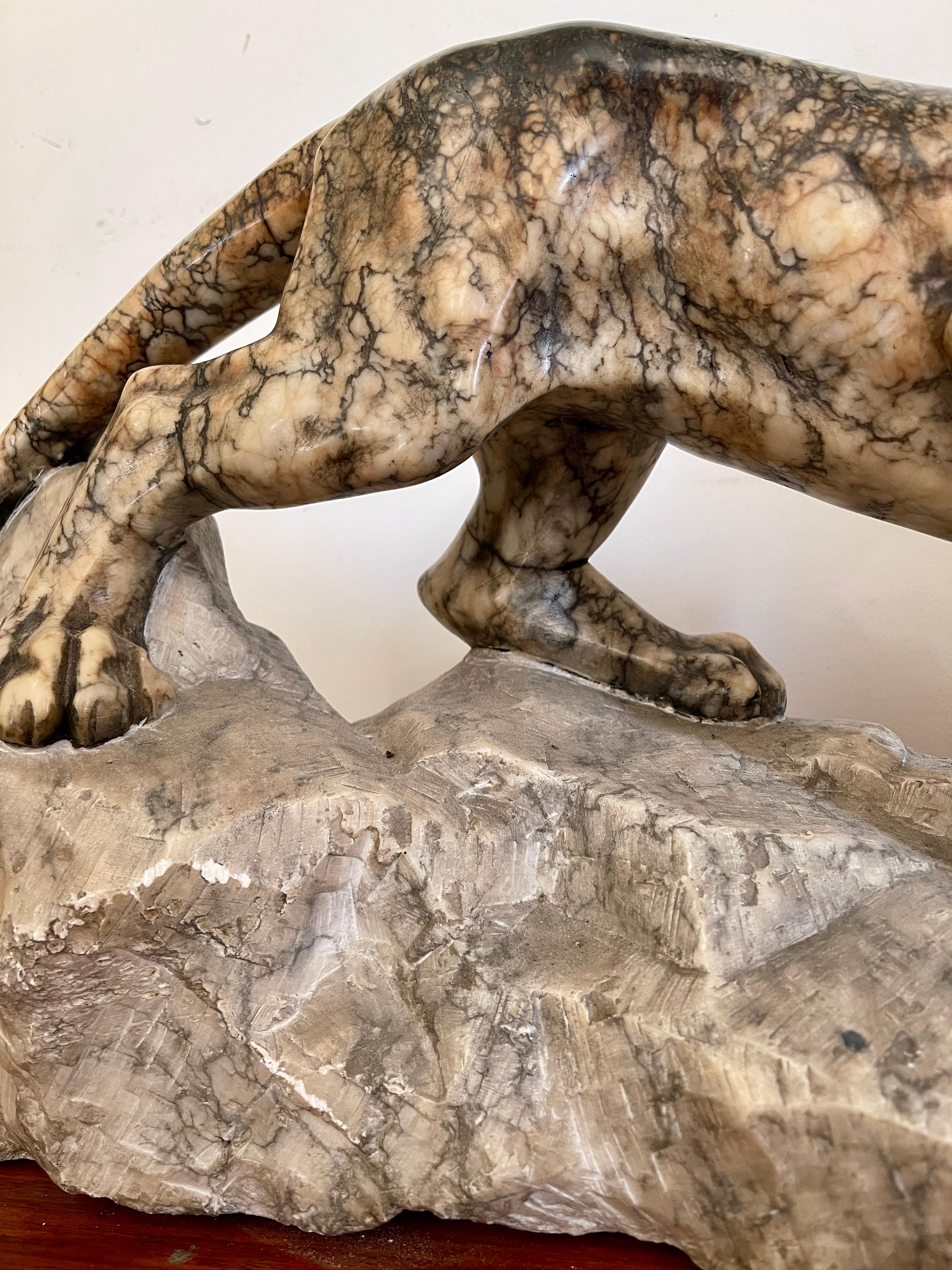 Fait main Sculpture en marbre représentant une panthère en position d'attaque sur un rocher, 20e siècle en vente