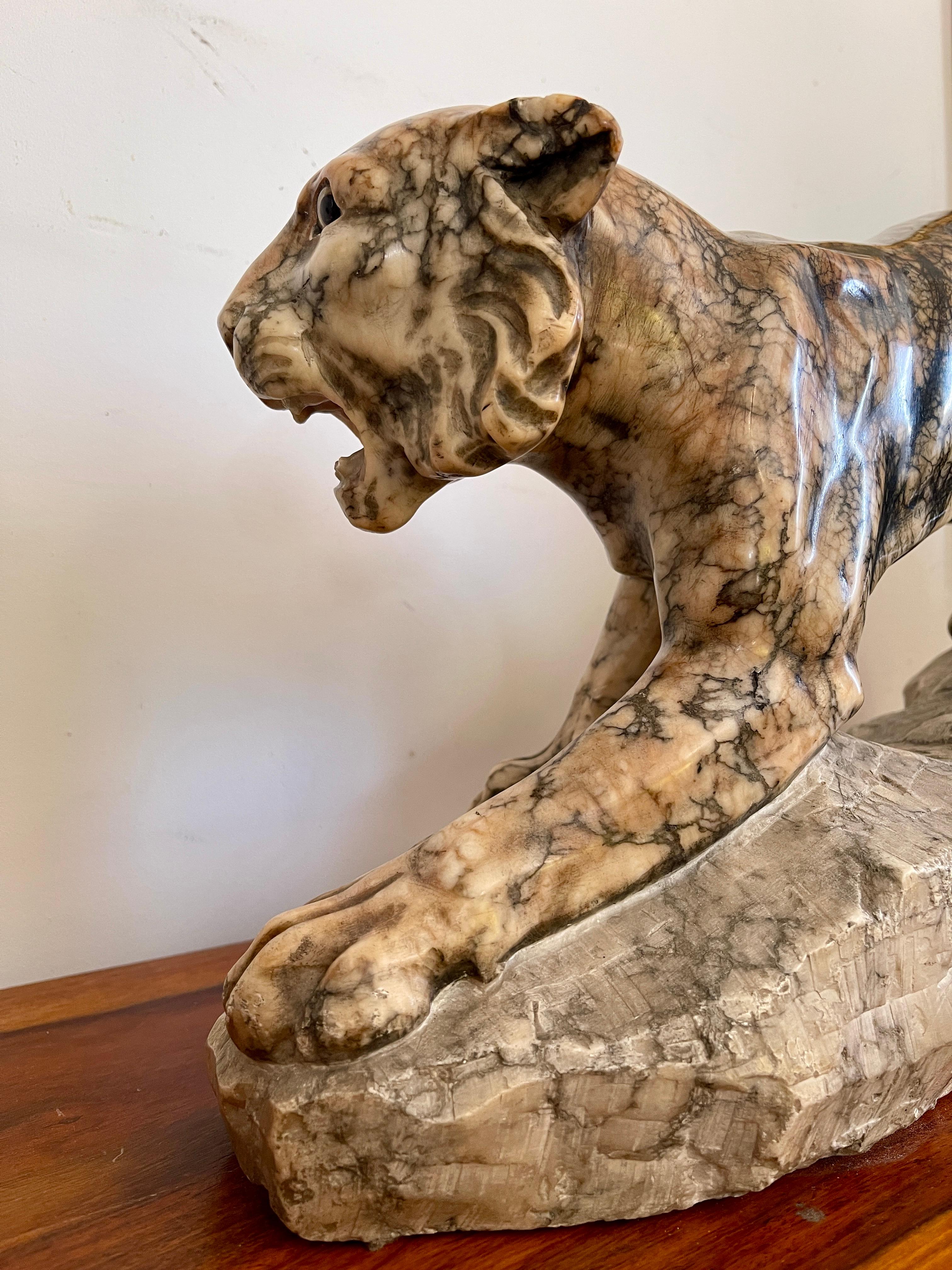 20th Century Sculpture en marbre représentant une panthère en position d'attaque sur un rocher, 20e siècle en vente