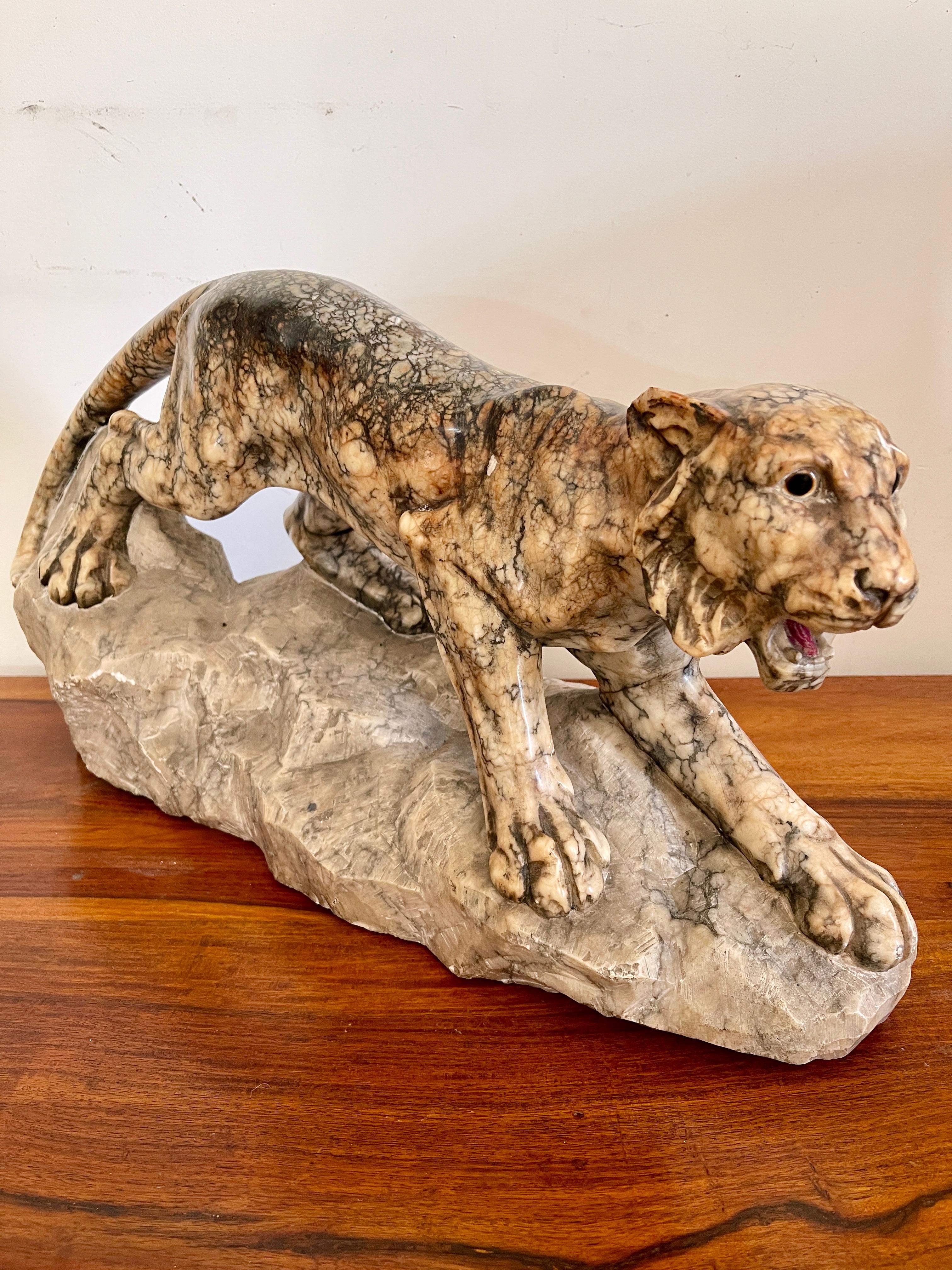 Pierre Sculpture en marbre représentant une panthère en position d'attaque sur un rocher, 20e siècle en vente