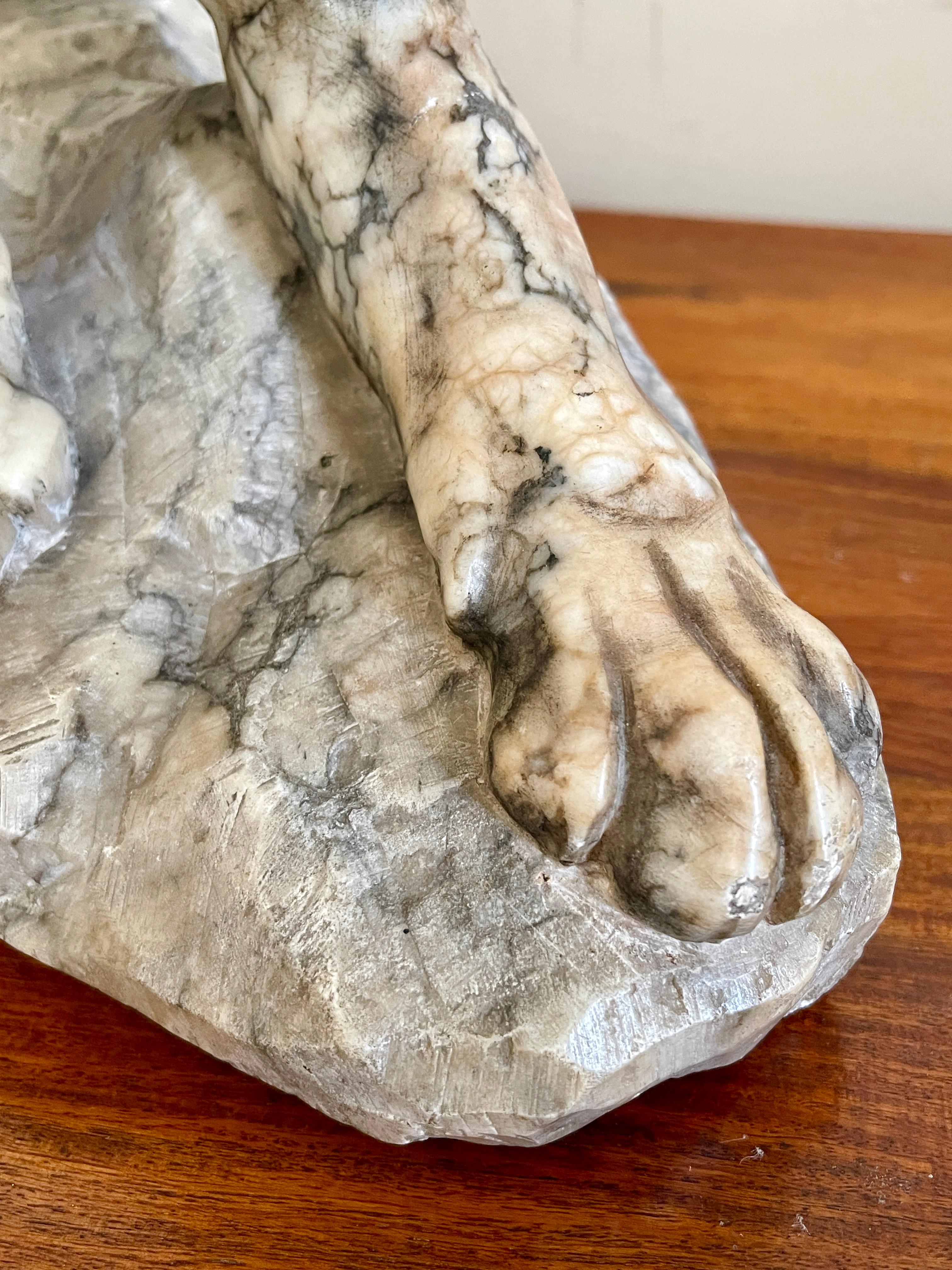 Sculpture en marbre représentant une panthère en position d'attaque sur un rocher, 20e siècle en vente 1