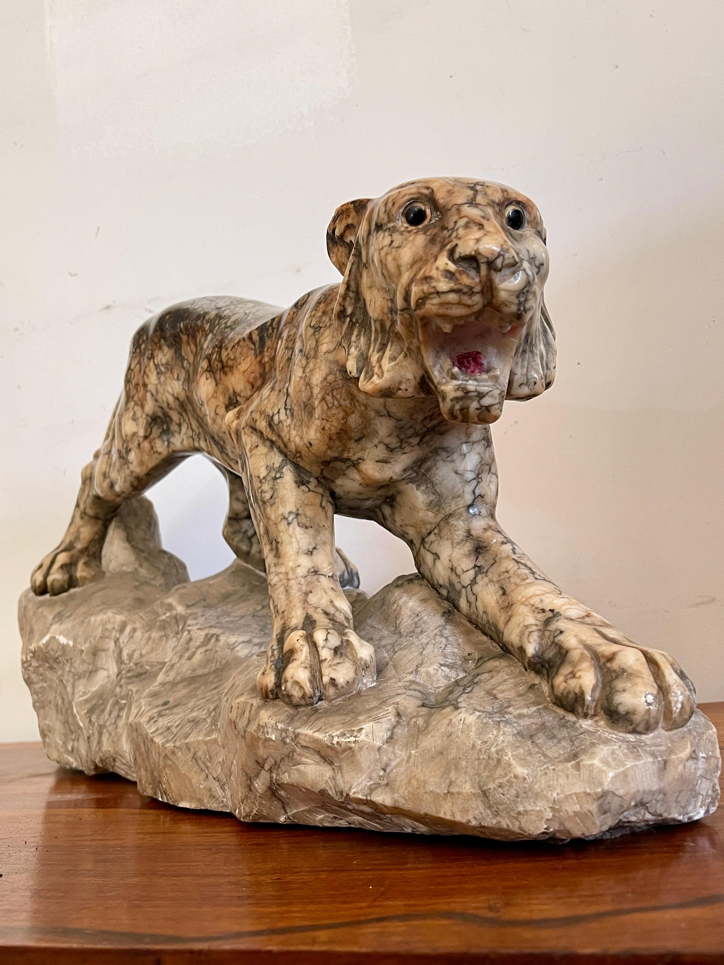 Sculpture en marbre représentant une panthère en position d'attaque sur un rocher, 20e siècle en vente 2