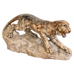 Sculpture en marbre représentant une panthère en position d'attaque sur un rocher, 20e siècle