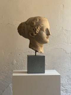 Marmorskulptur, die den Kopf einer jungen Frau darstellt – zweite Hälfte des 19. Jahrhunderts