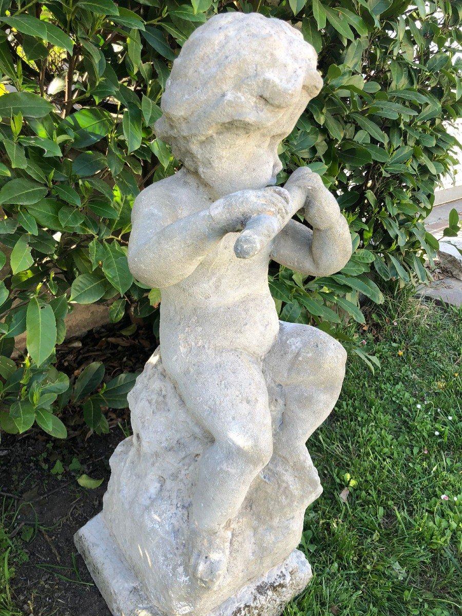 Splendide sculpture en pierre de Vicence maintenue en excellent état. Ce joueur de putto, qui fait probablement partie d'une série de musiciens, est d'une excellente facture et d'une taille facilement adaptable. La pierre de Vicence ou de Nanto, en