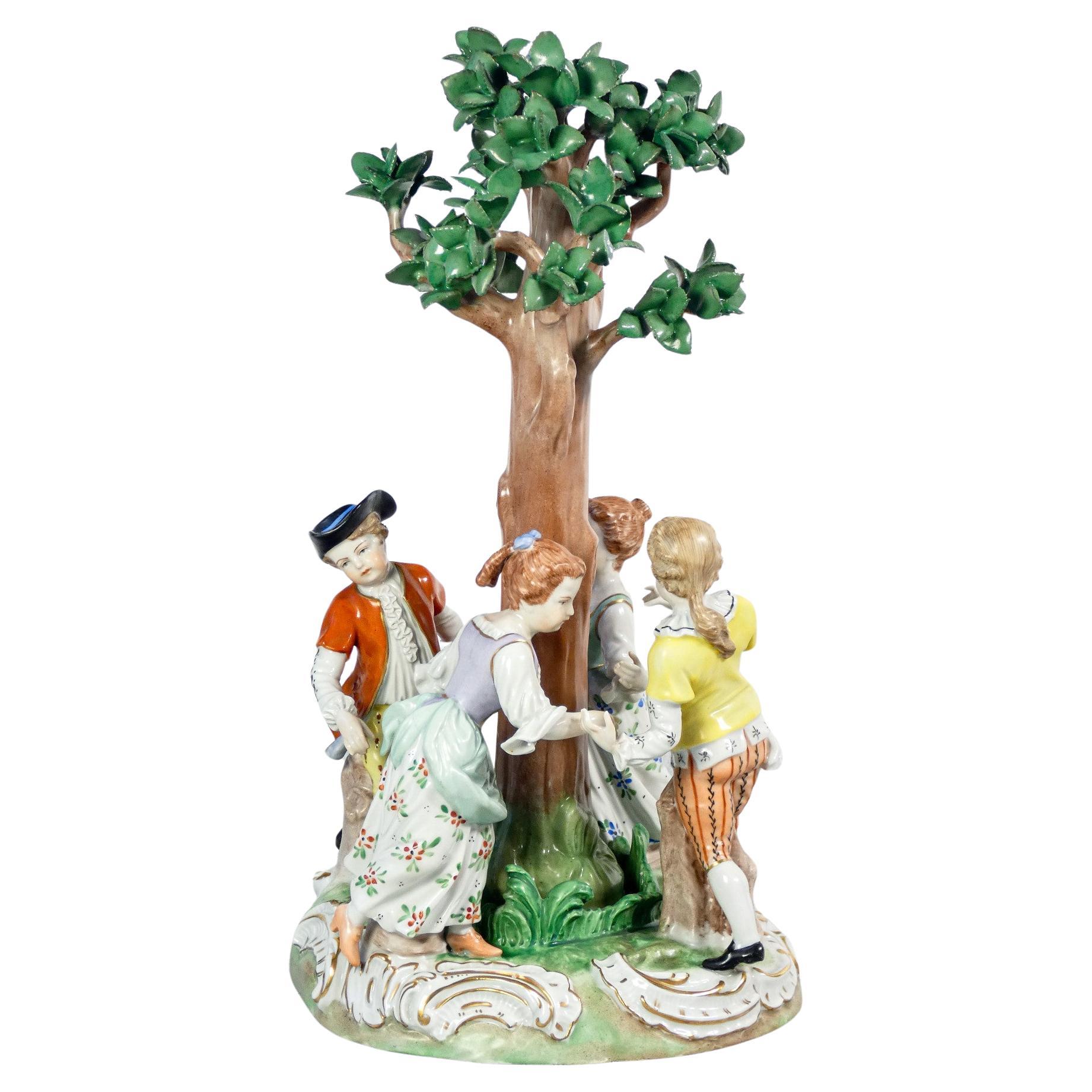Escultura de porcelana DRESDEN, modelada y pintada a mano. Principios del siglo XX.