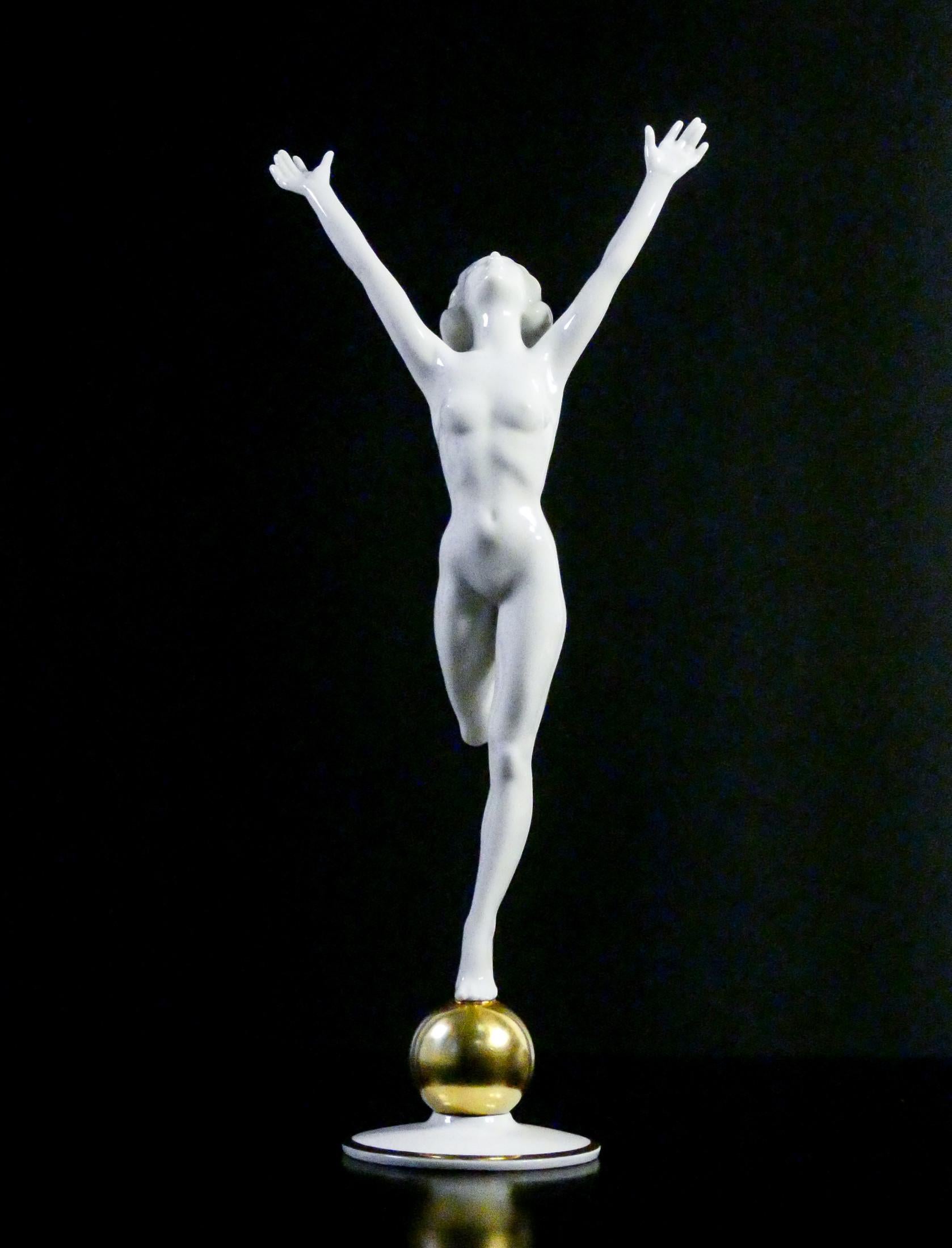 Sculpture en porcelaine de Karl TUTTER pour Hutschenreuther. Sonnenkind. 1940s Excellent état à Torino, IT