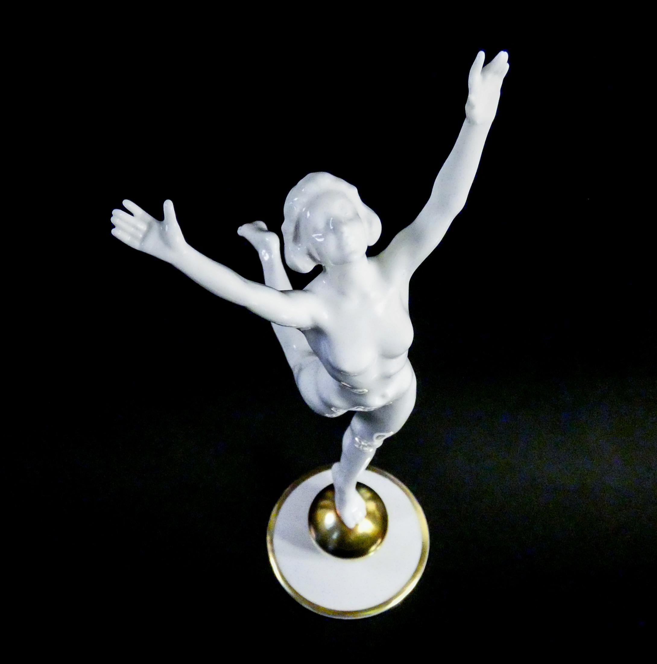 Porcelain sculpture by Karl TUTTER for Hutschenreuther. Sonnenkind. 1940s In Excellent Condition In Torino, IT