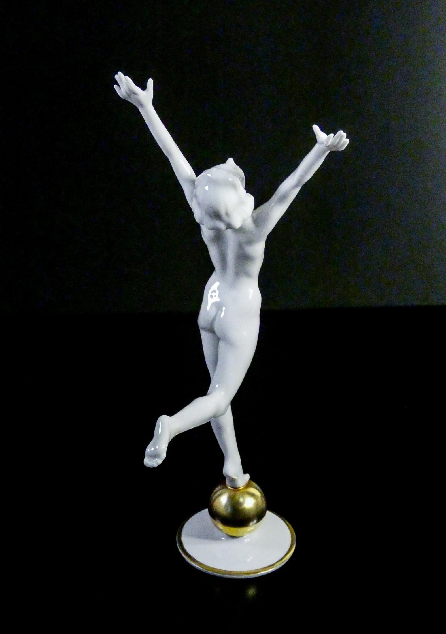 Porzellanskulptur von Karl TUTTER für Hutschenreuther. Sonnenkind. 1940s (Mid-20th Century)