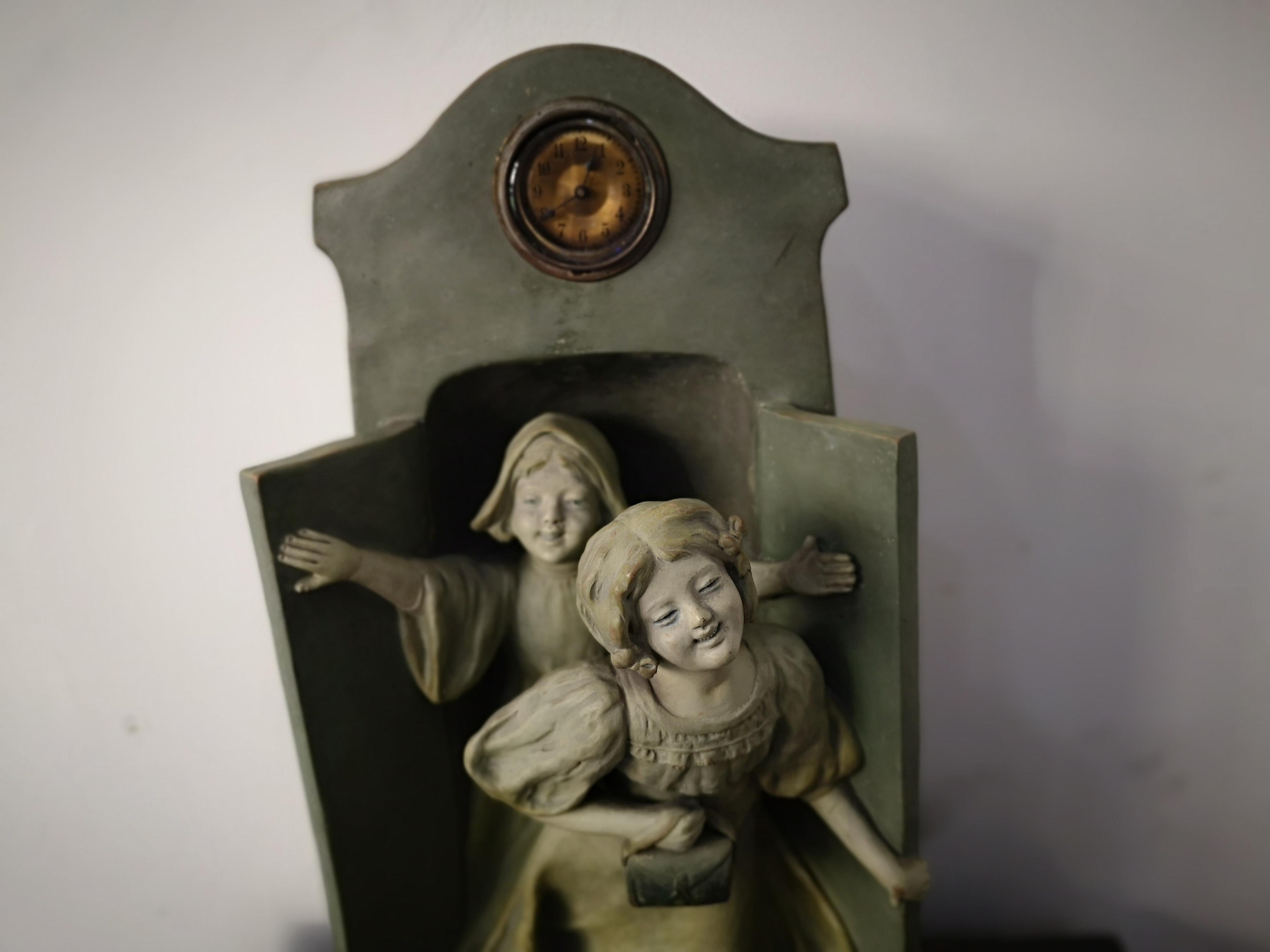 Sculpture en terre cuite avec des enfants et une horloge, fin du 19e siècle en vente 6