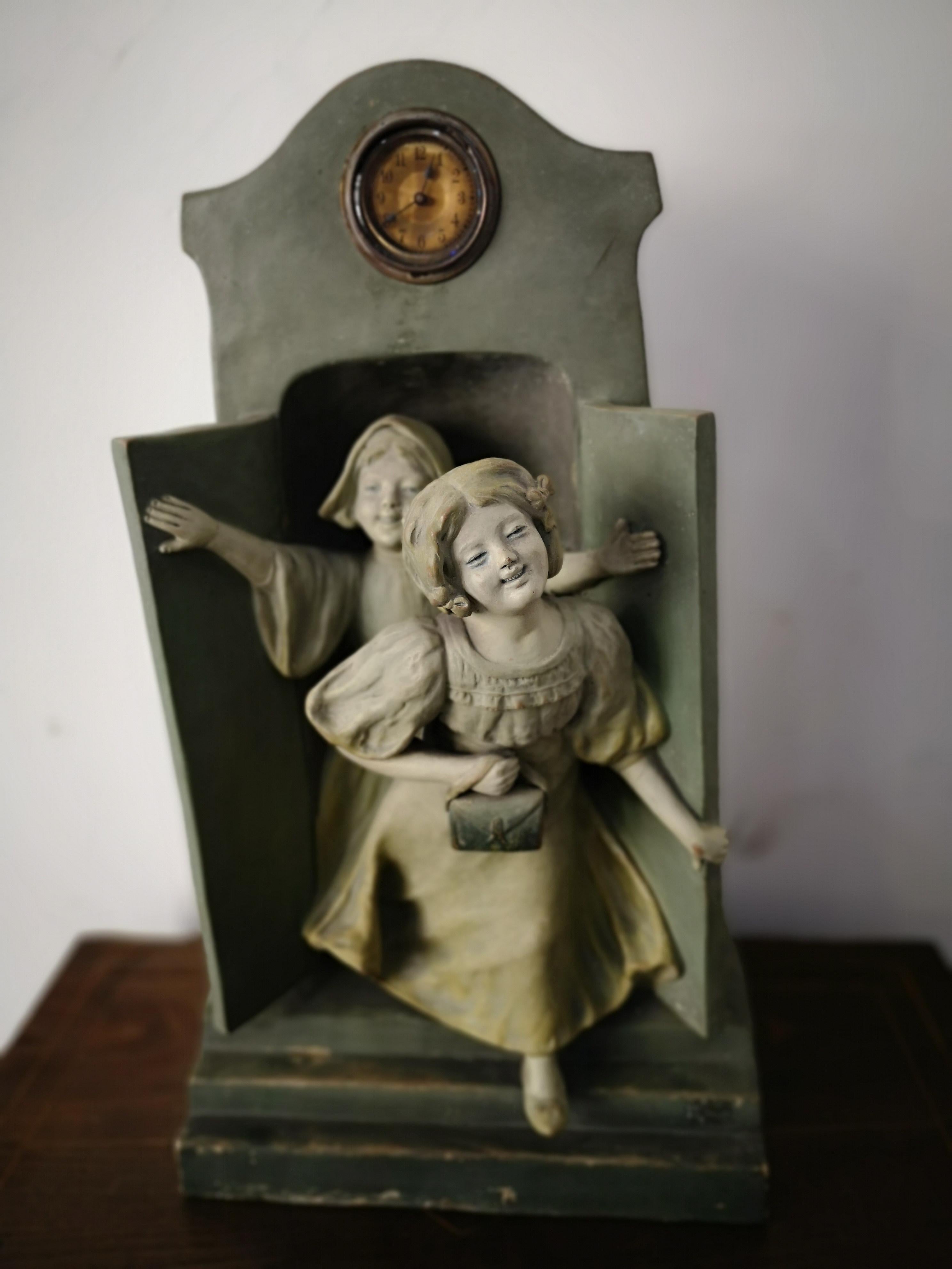 Sculpture en terre cuite avec des enfants et une horloge, fin du 19e siècle.