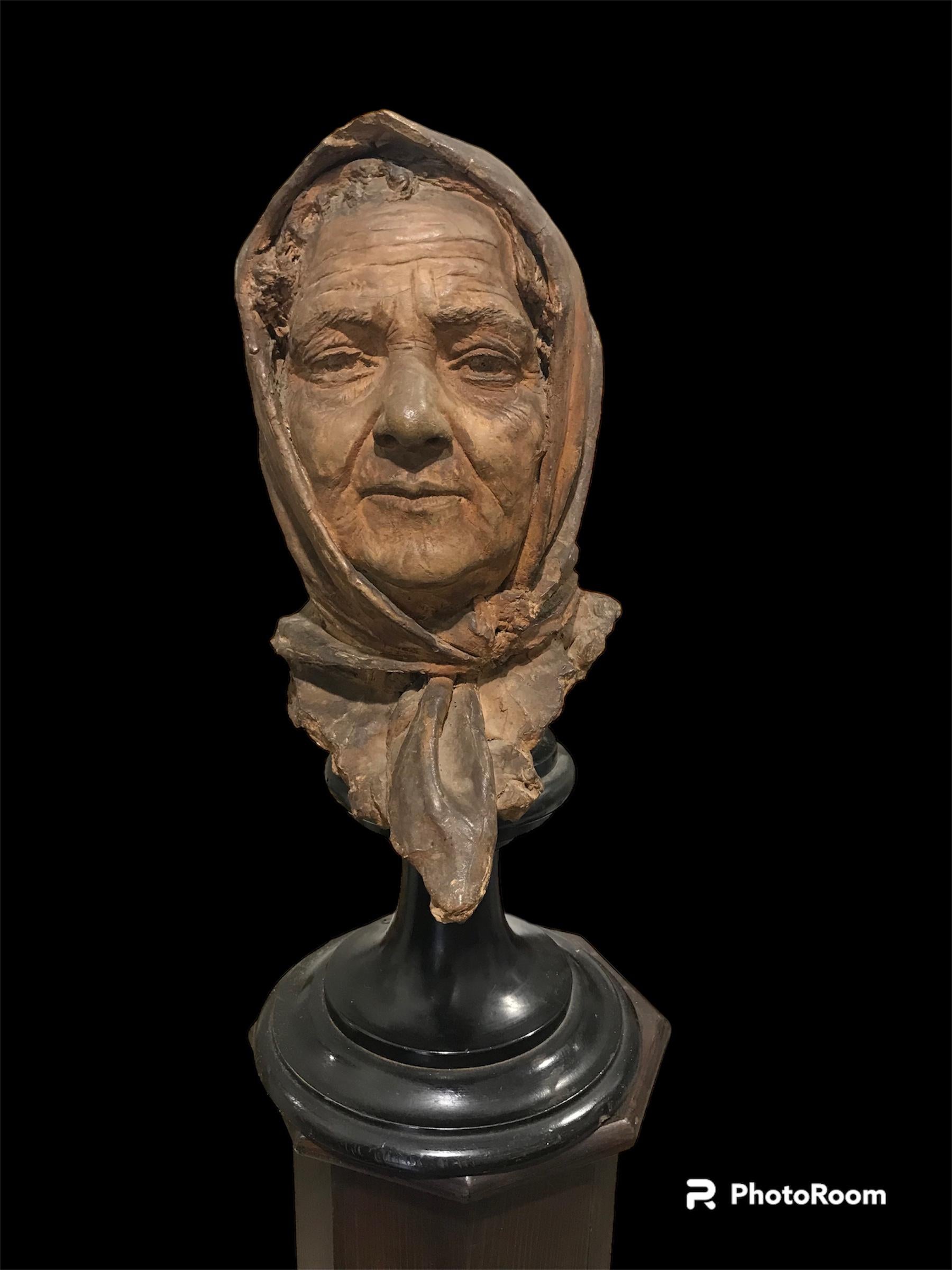 Scultura in terracotta raffigurante donna anziana firmate Giuseppe Renda In condizioni discrete in vendita a Napoli, IT