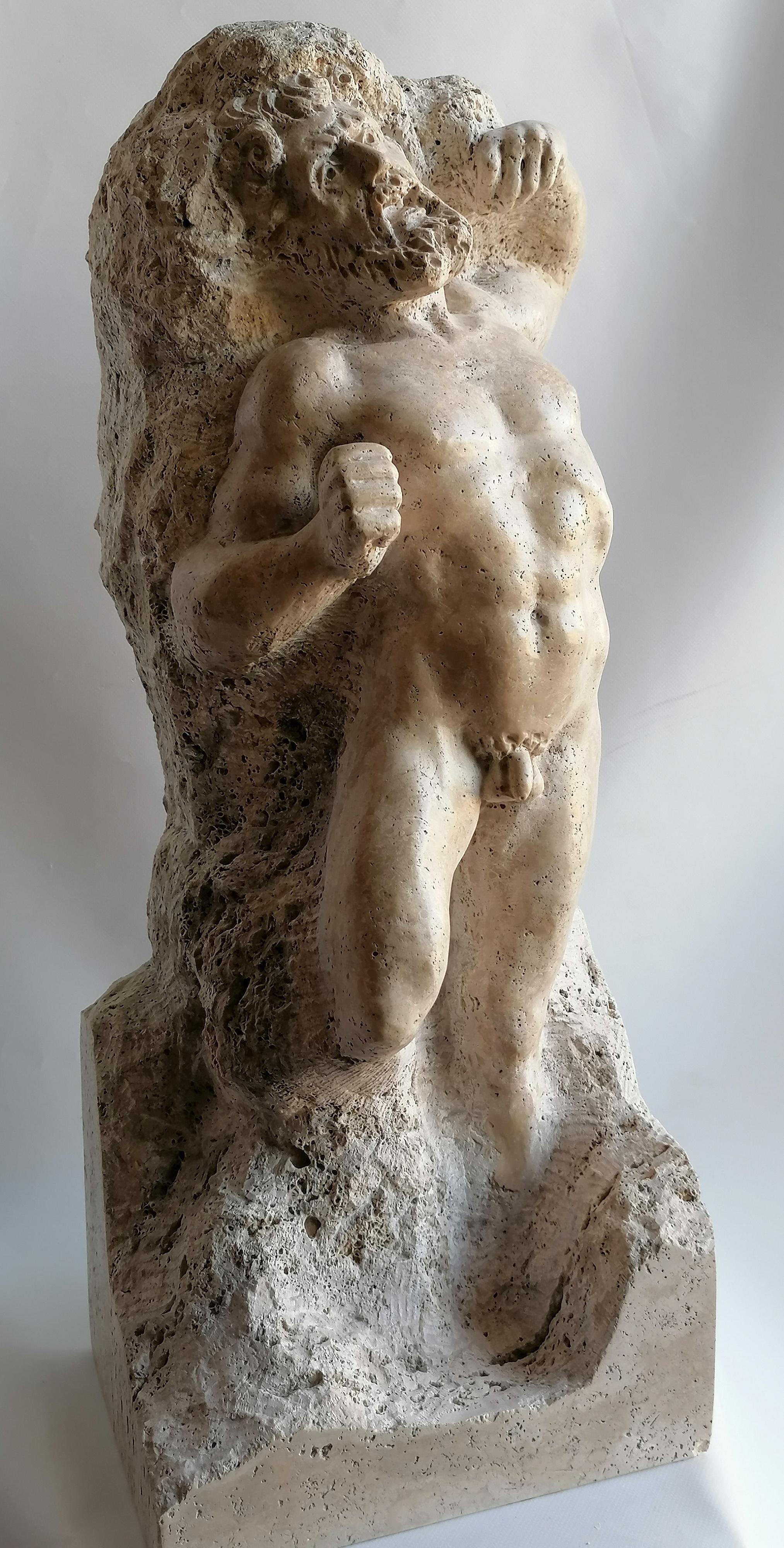 Originale scultura scolpita su travertino romano rappresentante una rivisitazione di un 