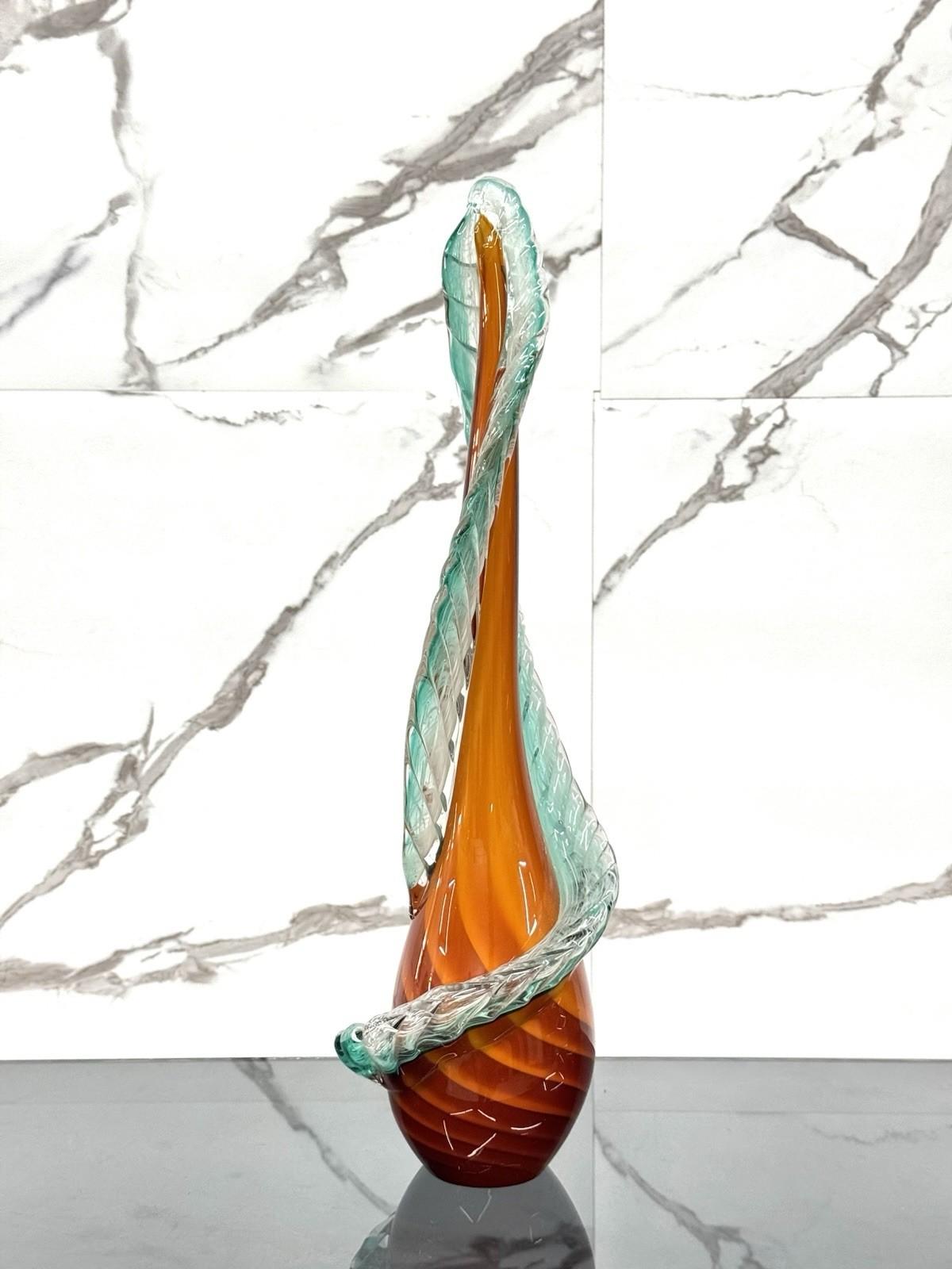 Scultura interamente in vetro, lavorata a mano, effetto serpente a spirale

L’articolo è in eccellenti condizioni conservative, non vi è alcun difetto estetico o strutturale da segnalare. (Vedi foto)

Altezza circa 50 cm


Spedizione inclusa nel