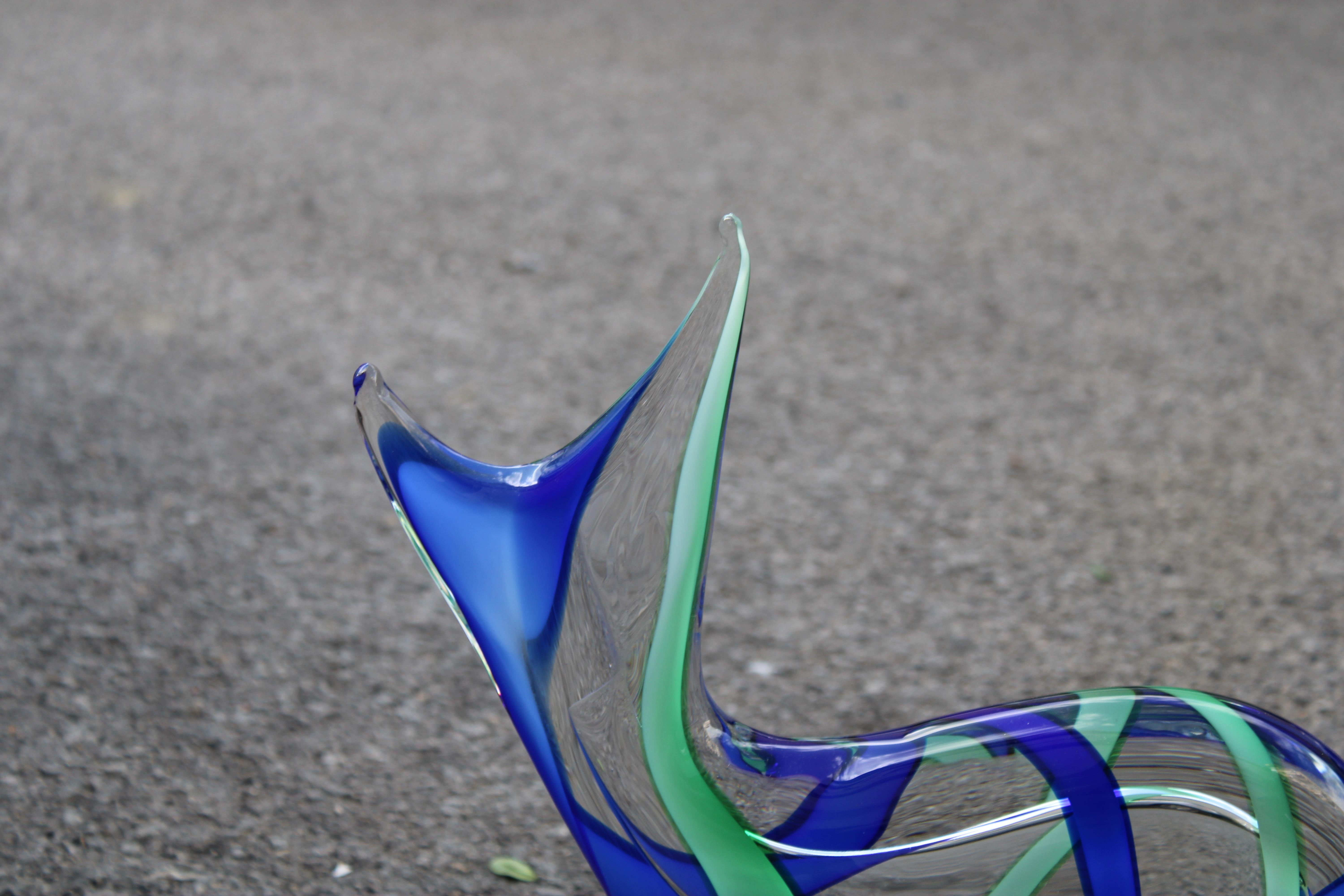 Italian 1970 Sculpture en verre de Murano en forme de poisson avec des couleurs bleues et jaunes en vente