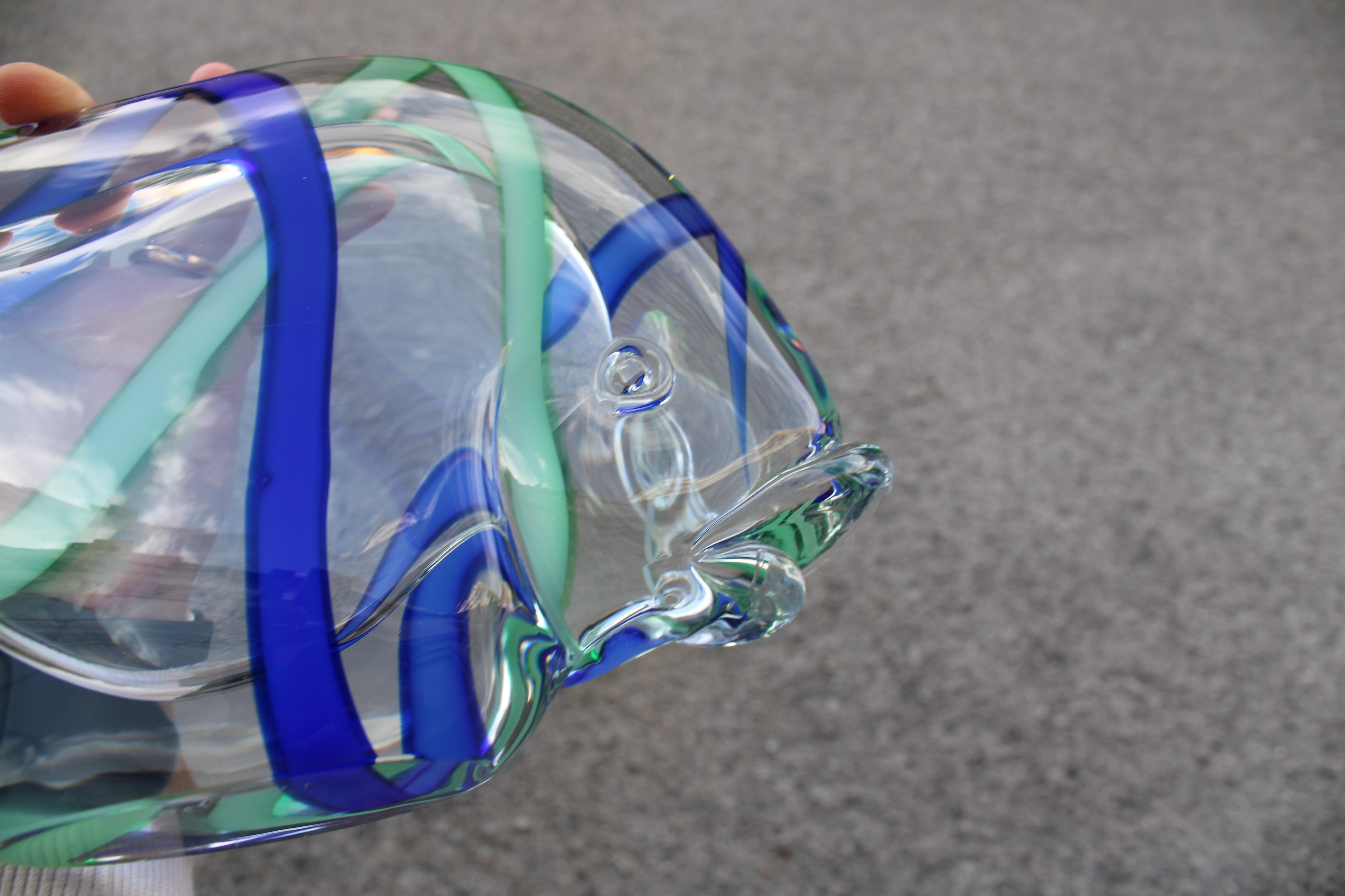 Late 20th Century 1970 Sculpture en verre de Murano en forme de poisson avec des couleurs bleues et jaunes en vente