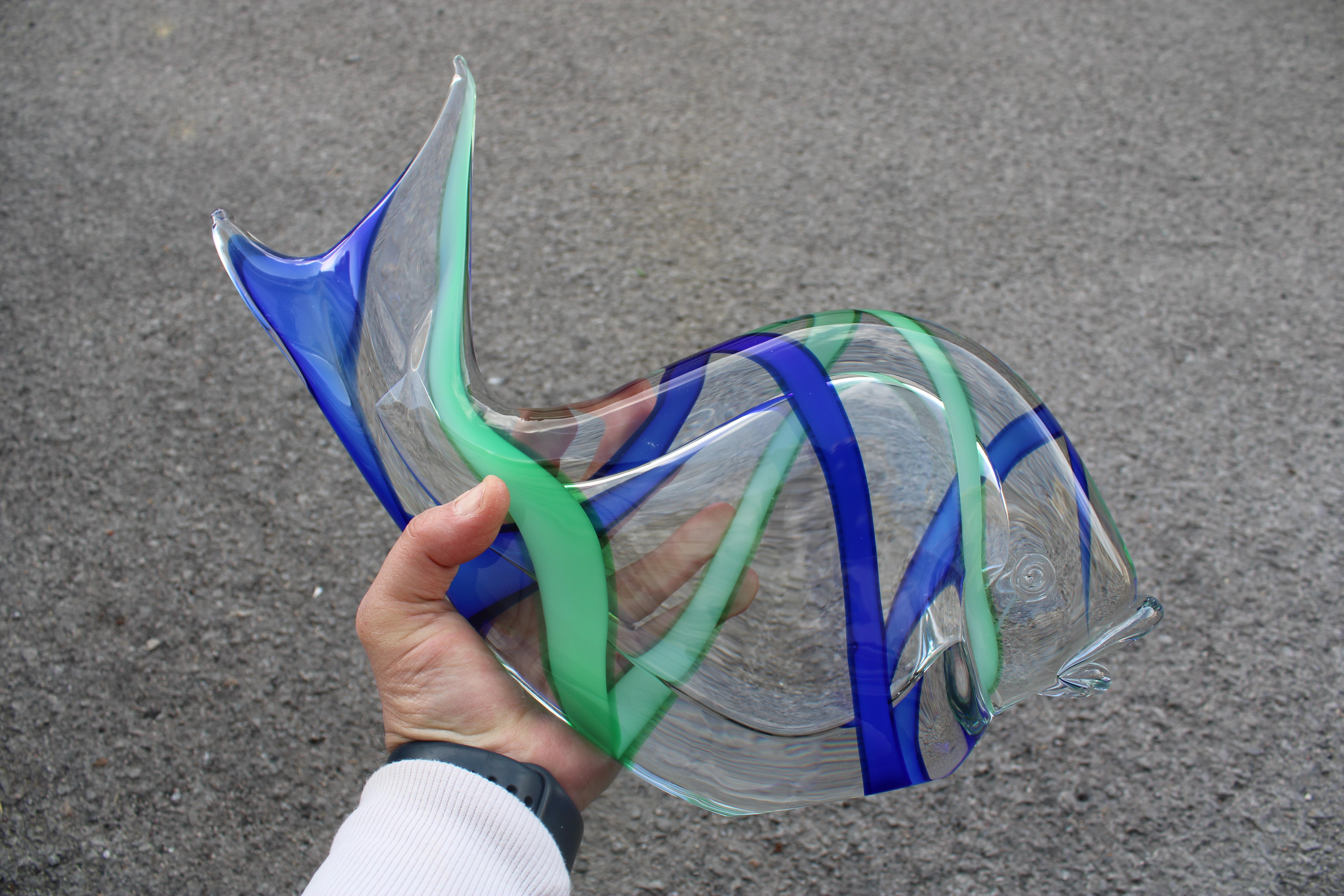 Verre de Murano 1970 Sculpture en verre de Murano en forme de poisson avec des couleurs bleues et jaunes en vente