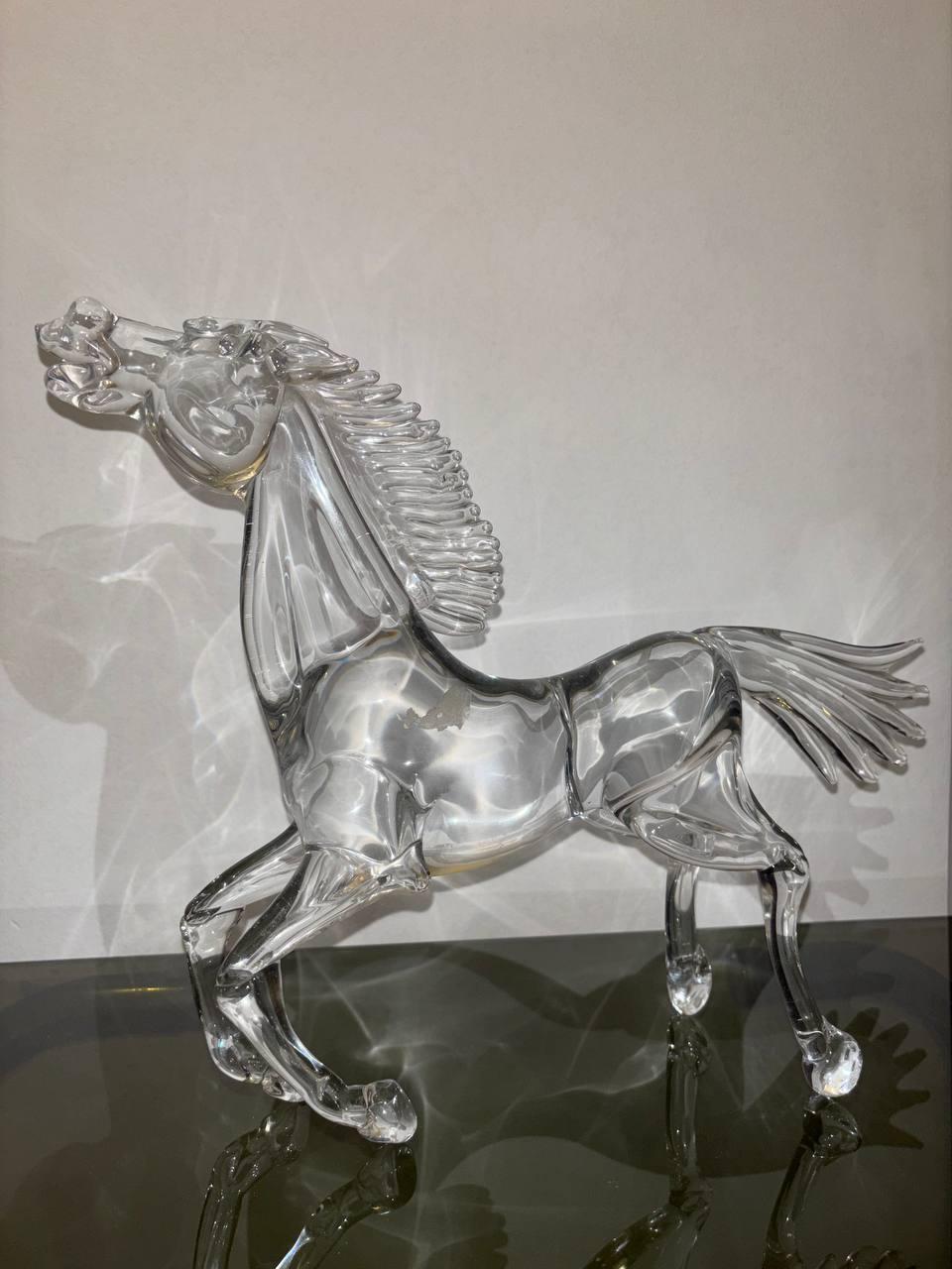 Skulptur aus durchsichtigem Muranoglas mit der Darstellung eines sich aufbäumenden Pferdes, Arnaldo Arnaldo 1980.

Muranoglas-Skulptur: Pferd von Arnaldo Zanella
Diese faszinierende Skulptur aus Muranoglas zeigt ein Pferd in einer dynamischen Pose,