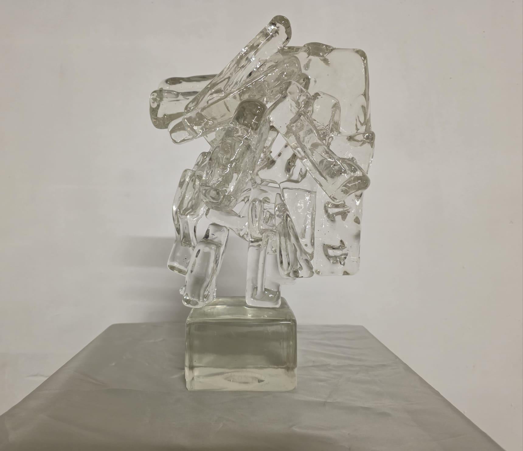 Sculpture d'Ermanno Nason, année 1969.

Rare œuvre en verre de Murano du maître verrier Ermanno Nason.

Il s'agit d'une œuvre abstraite en verre transparent, créée pendant la période où Nason travaillait à Cenedese.

Signé et daté sur la