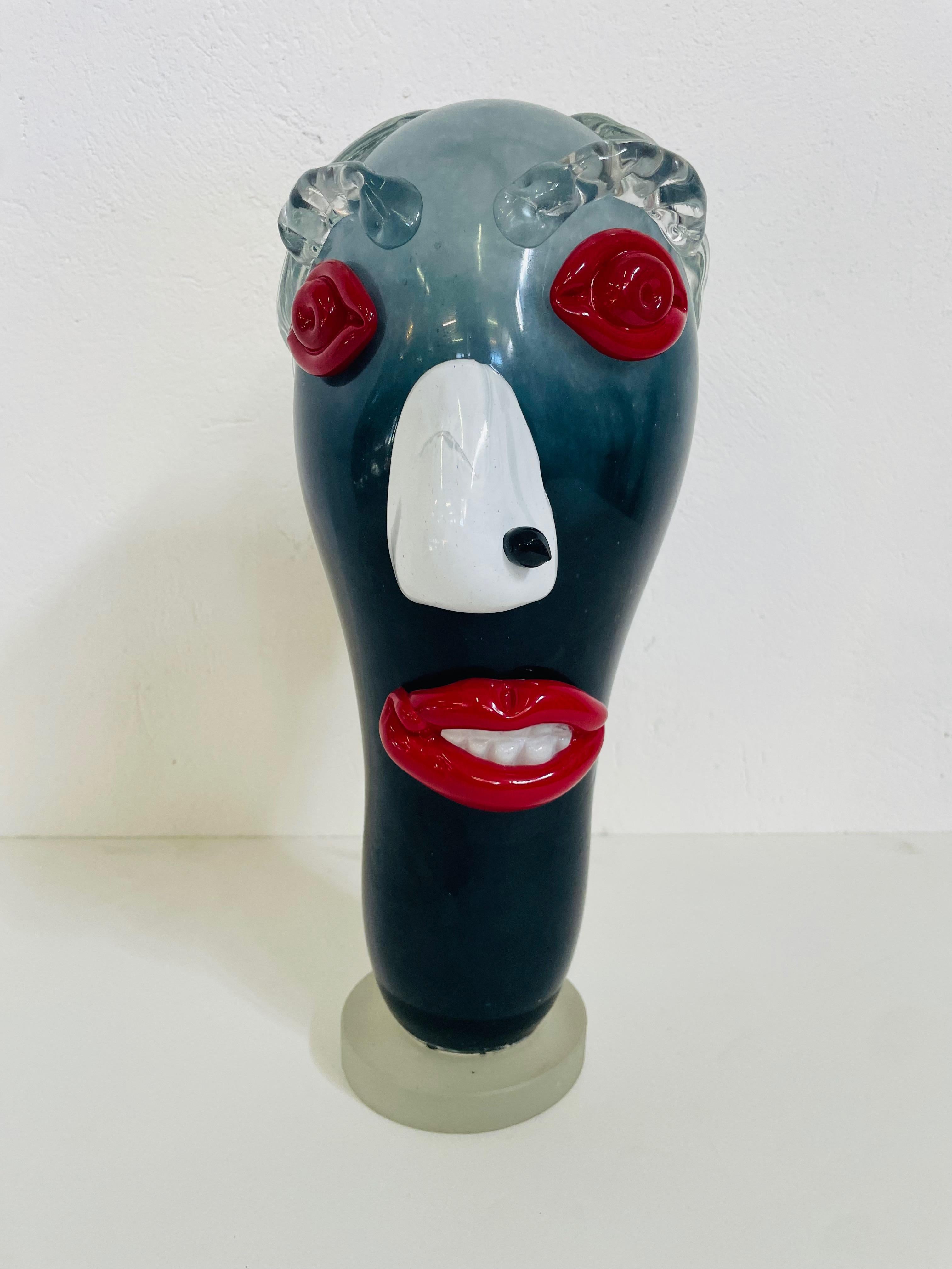 Escultura de vidrio que representa un rostro, obra del artista Roberto Scarpa.
Objeto en buen estado general.
Firmado y fechado al dorso Roberto Scarpa 1986 
cm 37x20x16
