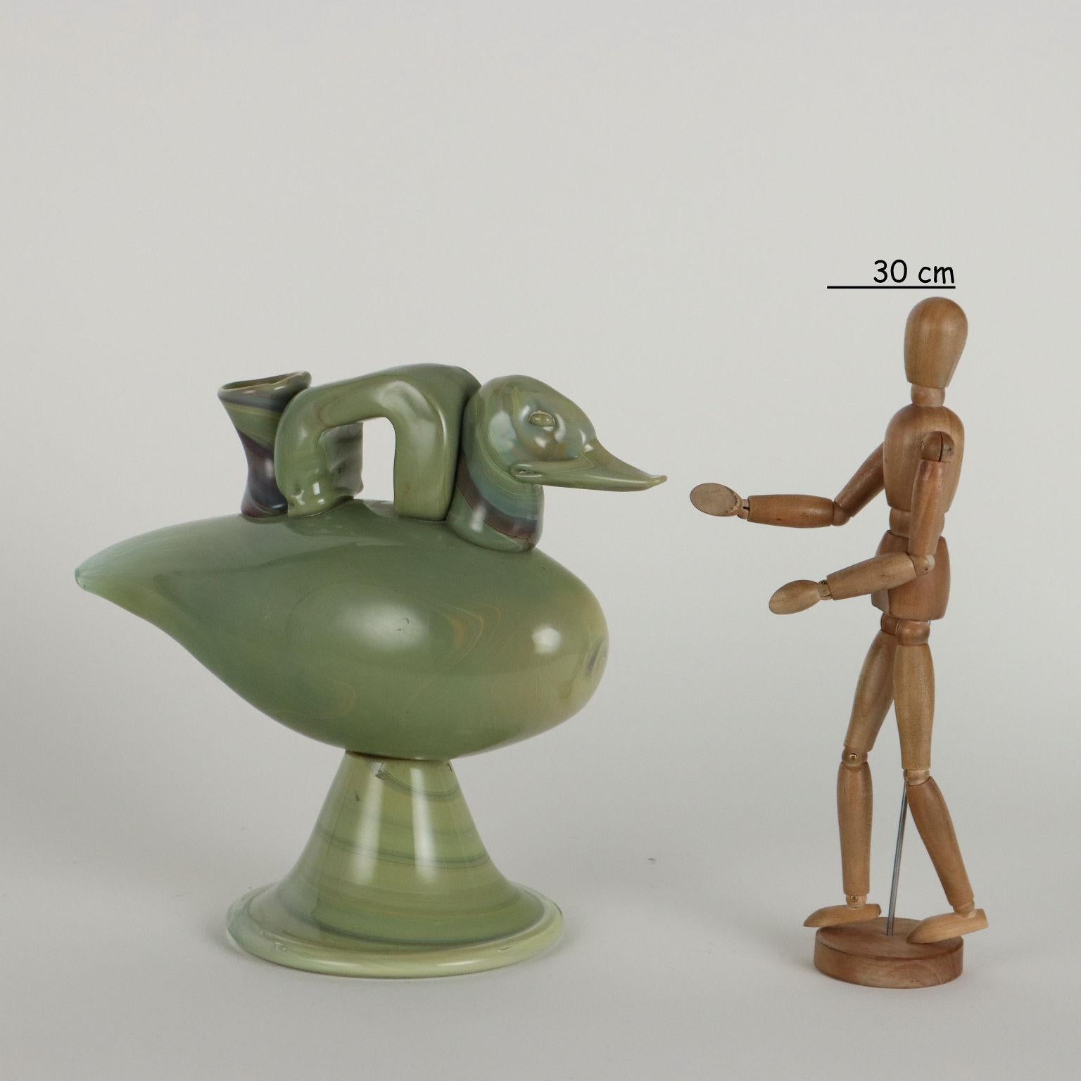 Jarrón de vidrio policromado con forma de ánade real. La escultura lleva la firma grabada del artista bajo la base.