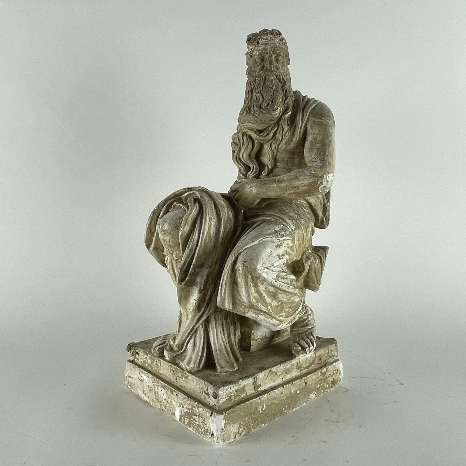 Scultura Italiana In Gesso Raffigurante Mose Ispirata A Michelangelo Primi 1900. Quest’opera in gesso ricrea uno dei capolavori dell’arte rinascimentale, il Mosè di Michelangelo, ispirato alla scultura originale in marmo realizzata da Michelangelo