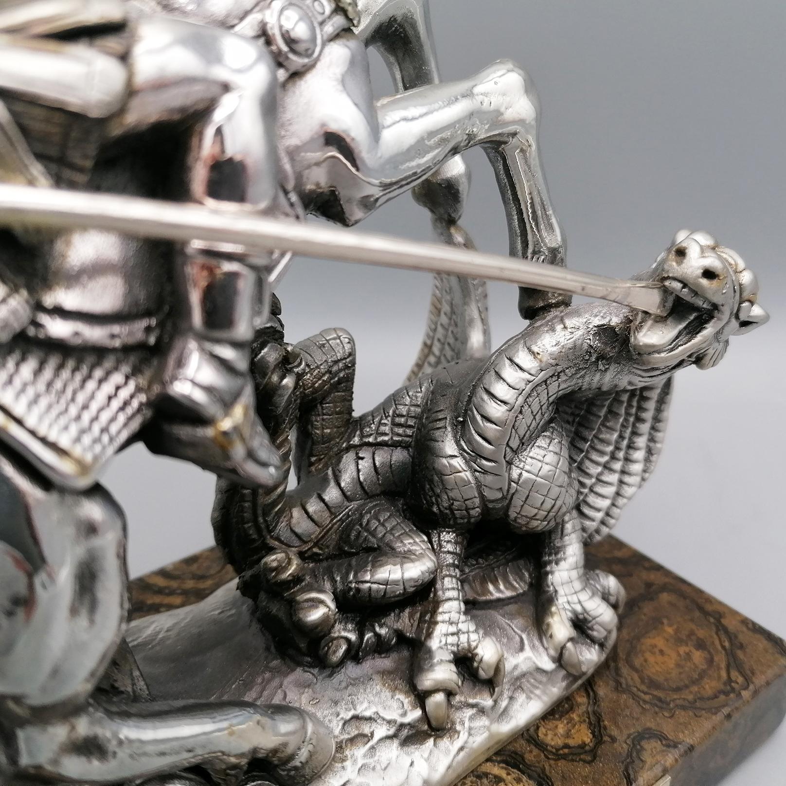 Scultura italiana laminata argento raffigurante San Giorgio che uccide il drago en venta 2