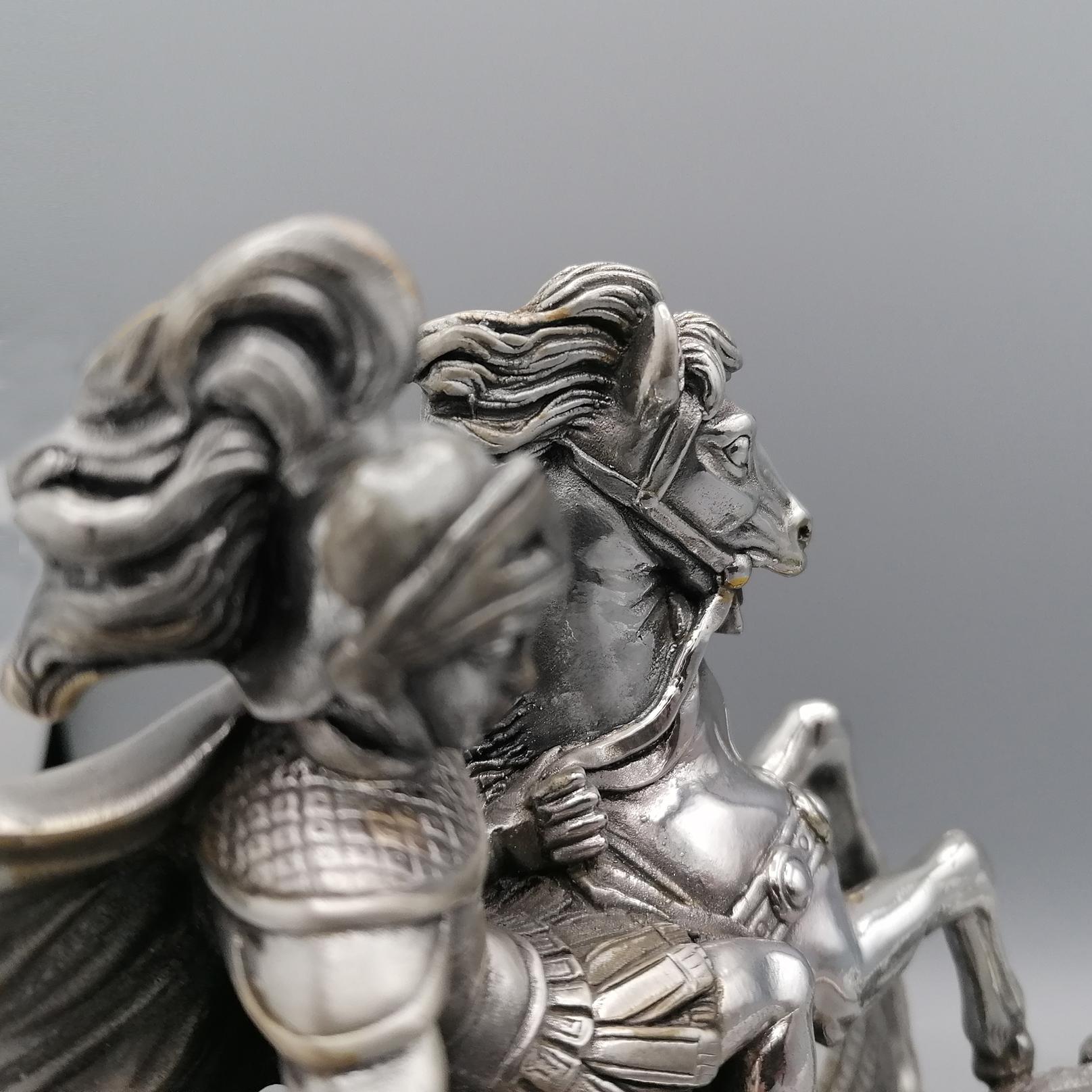 Scultura italiana laminata argento raffigurante San Giorgio che uccide il drago en venta 3