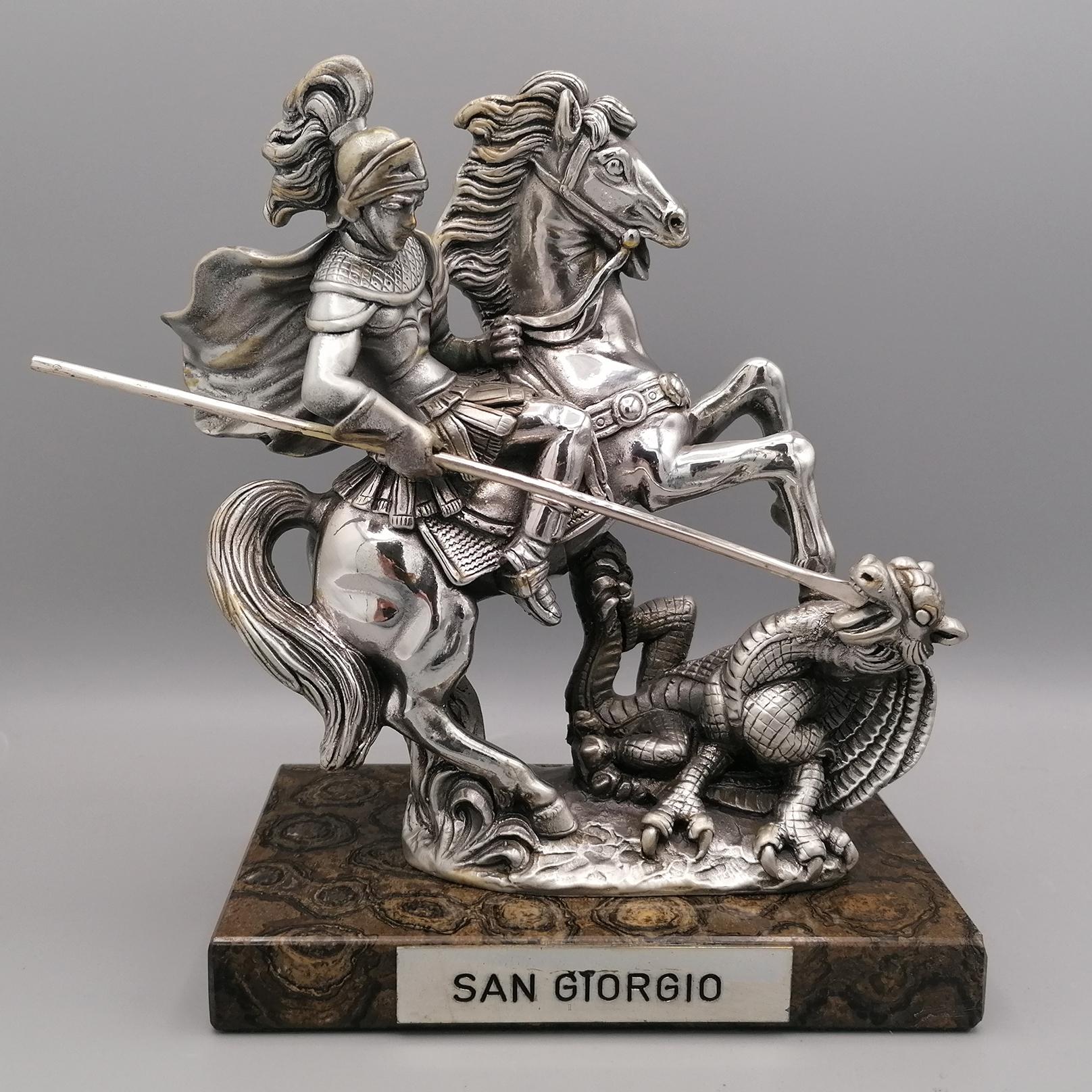 Statua in Laminato argento 925, raffigurante Sam Giorgio nell'intento di Uccidere il drago.
La técnica utilizada para realizar la escultura es el depósito electrogalvánico de argento puro 999 sobre una escultura de resina o yeso. 
Esta técnica de