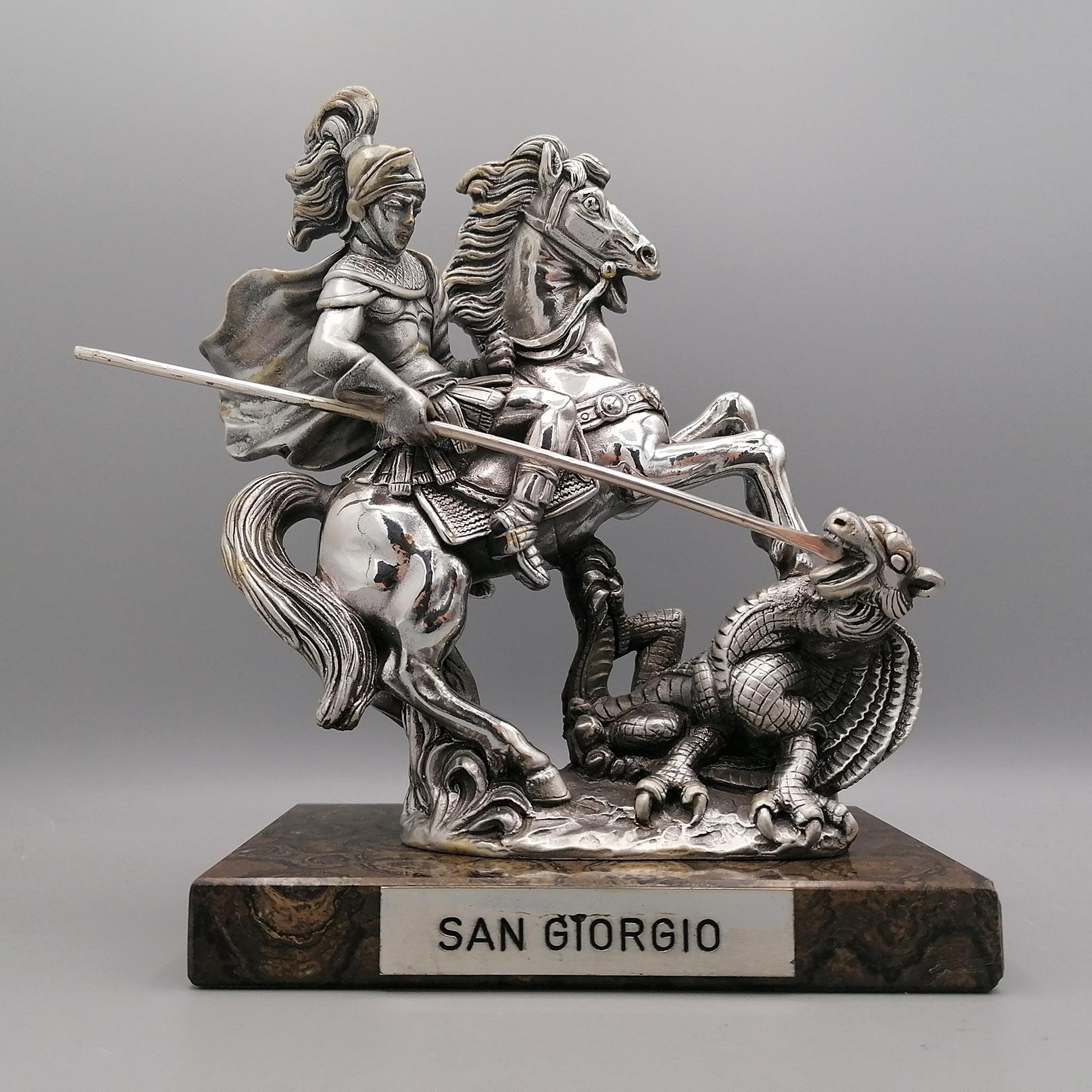 Scultura italiana laminata argento raffigurante San Giorgio che uccide il drago Otro en venta