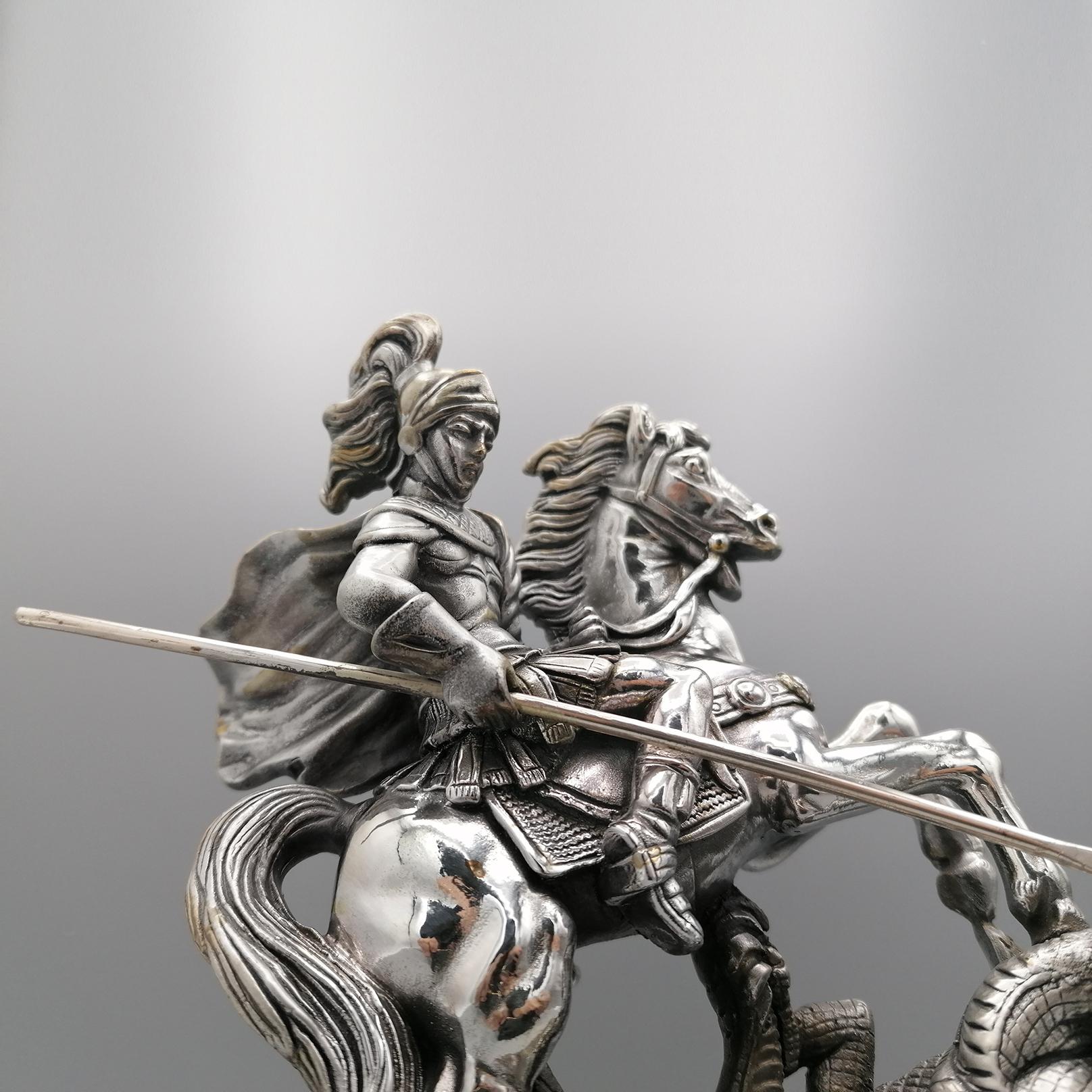 Scultura italiana laminata argento raffigurante San Giorgio che uccide il drago Italian en venta