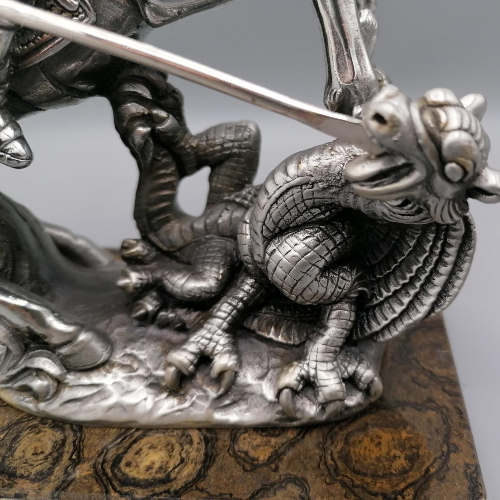 Scultura italiana laminata argento raffigurante San Giorgio che uccide il drago Otro en venta