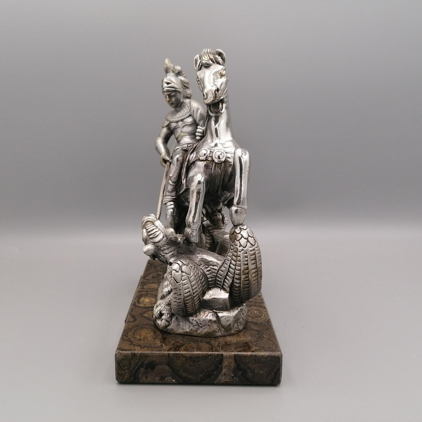 Scultura italiana laminata argento raffigurante San Giorgio che uccide il drago en Excelente estado para la venta en VALENZA, IT