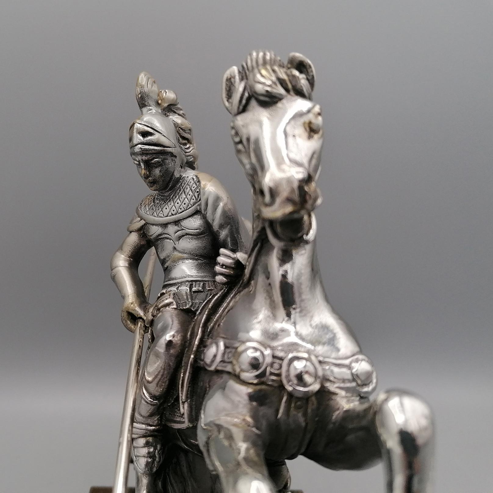 Scultura italiana laminata argento raffigurante San Giorgio che uccide il drago Late 20th Century en venta