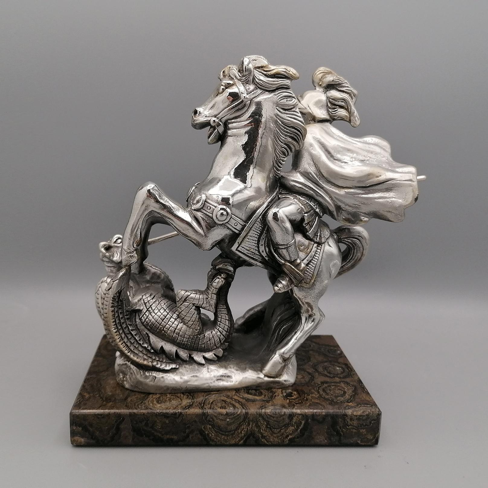 Scultura italiana laminata argento raffigurante San Giorgio che uccide il drago Plata esterlina en venta