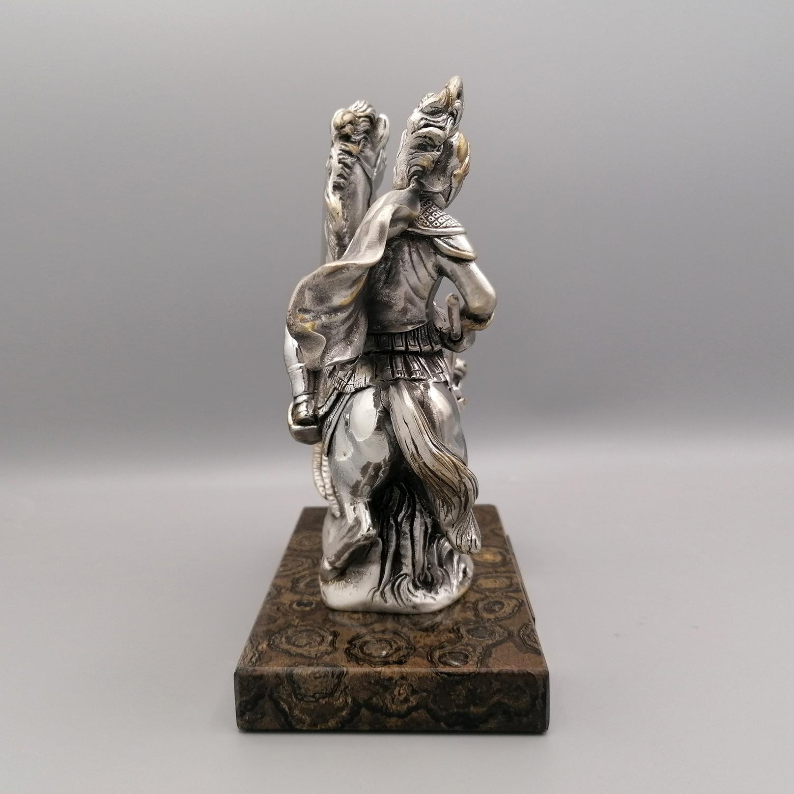 Scultura italiana laminata argento raffigurante San Giorgio che uccide il drago en venta 1