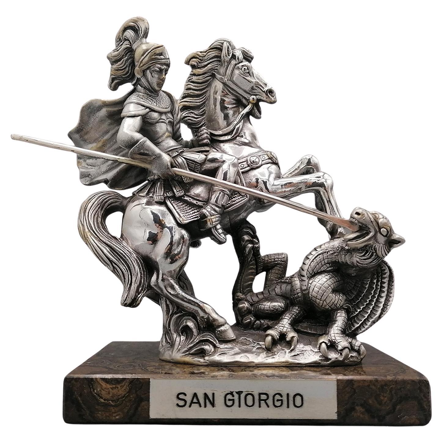 Scultura italiana laminata argento raffigurante San Giorgio che uccide il drago en venta