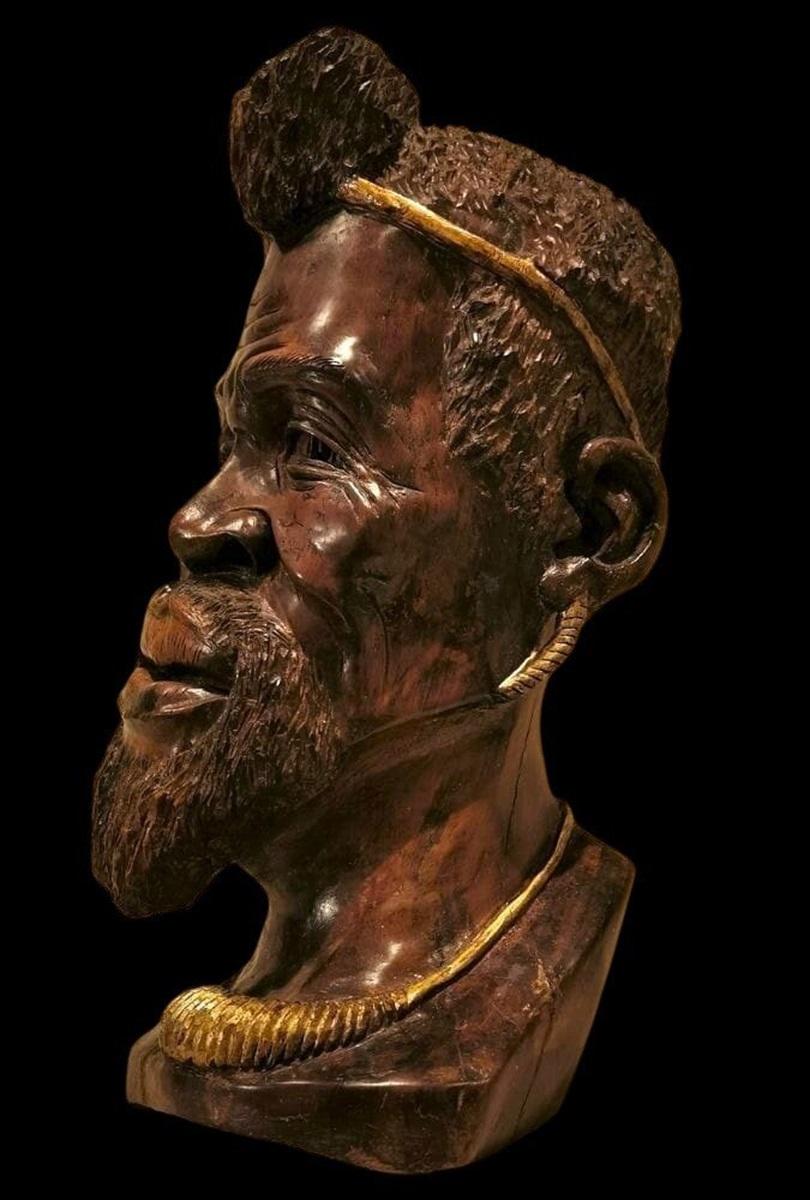 Wooden Sculpture of the 19th century: Head of African with Gilded Decorations For Sale 1