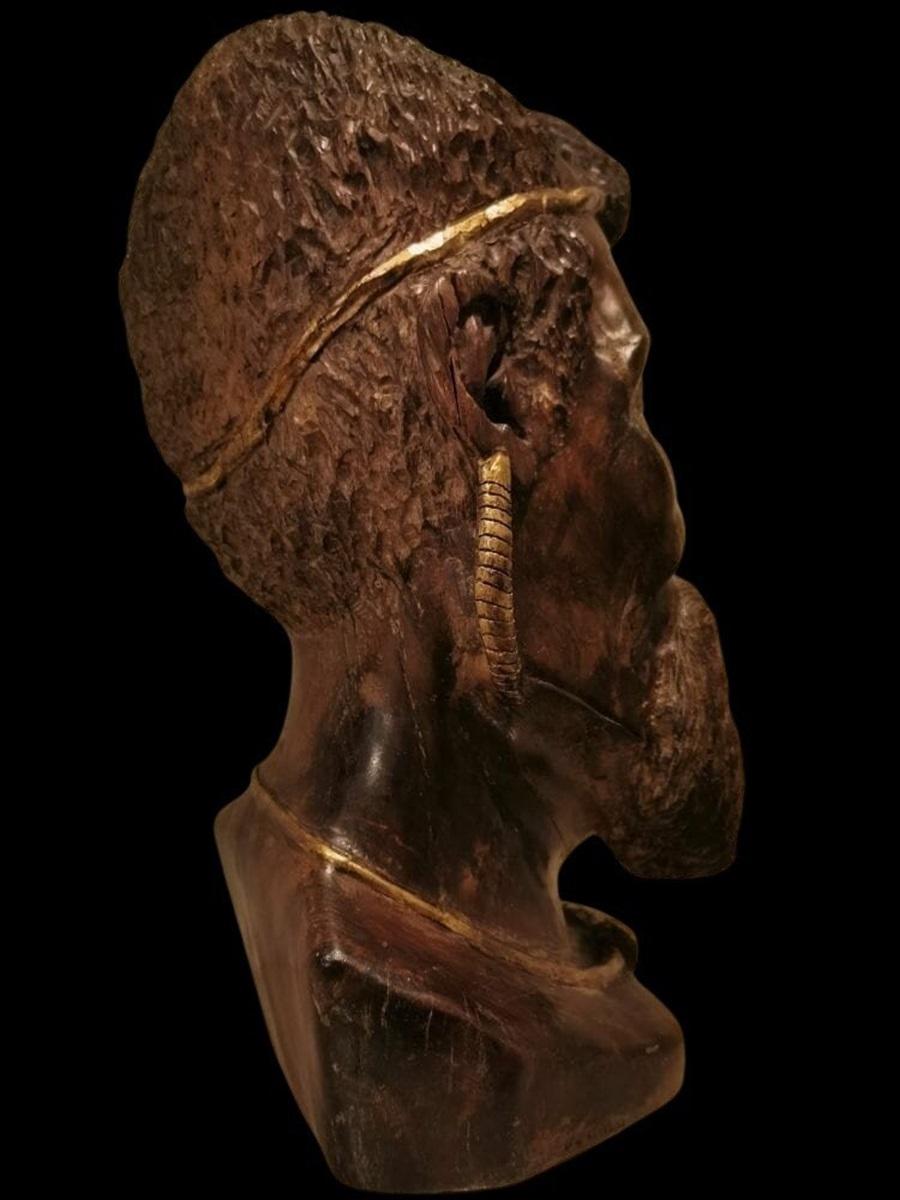 Wooden Sculpture of the 19th century: Head of African with Gilded Decorations For Sale 3