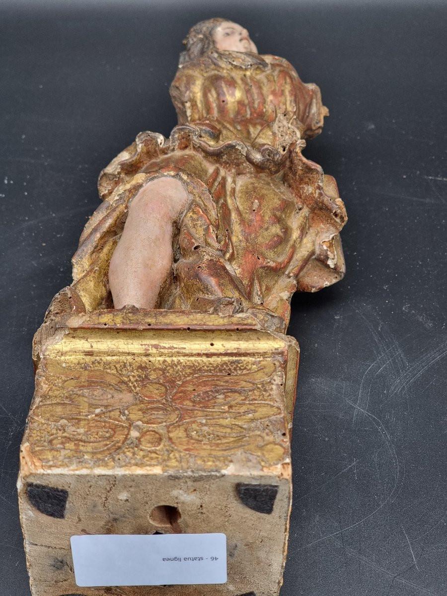 Suggestiva scultura lignea raffigurante figura femminile, probabilmente una Maddalena, realizzata in area norditaliana agli inizi del XVIII secolo. L’opera, intagliata in legno, dorata e policromata, presenta una resa plastica di grande