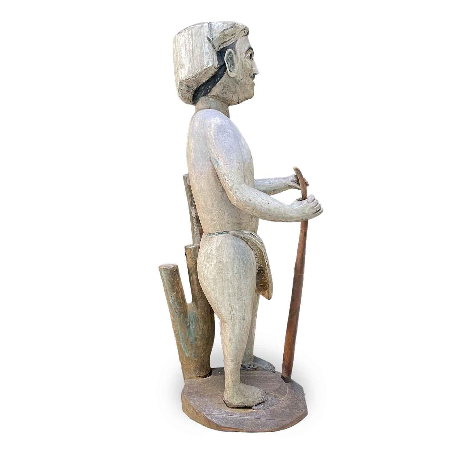 Sculpté à la main Mandalay Burmese Male Sculpture Late 1800s Sculptée en bois et peinte en vente