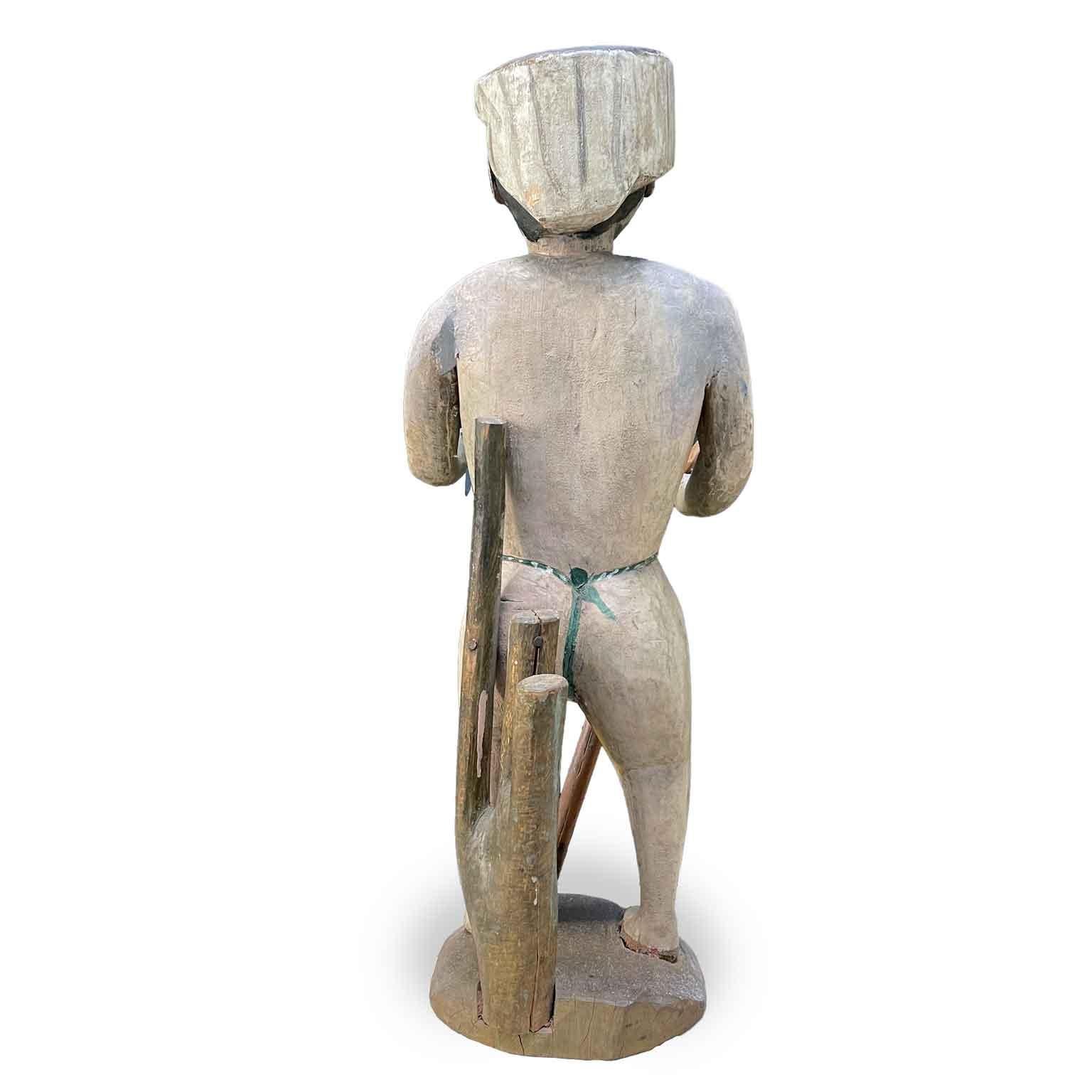 Mandalay Burmese Male Sculpture Late 1800s Sculptée en bois et peinte Bon état - En vente à Milano, MI