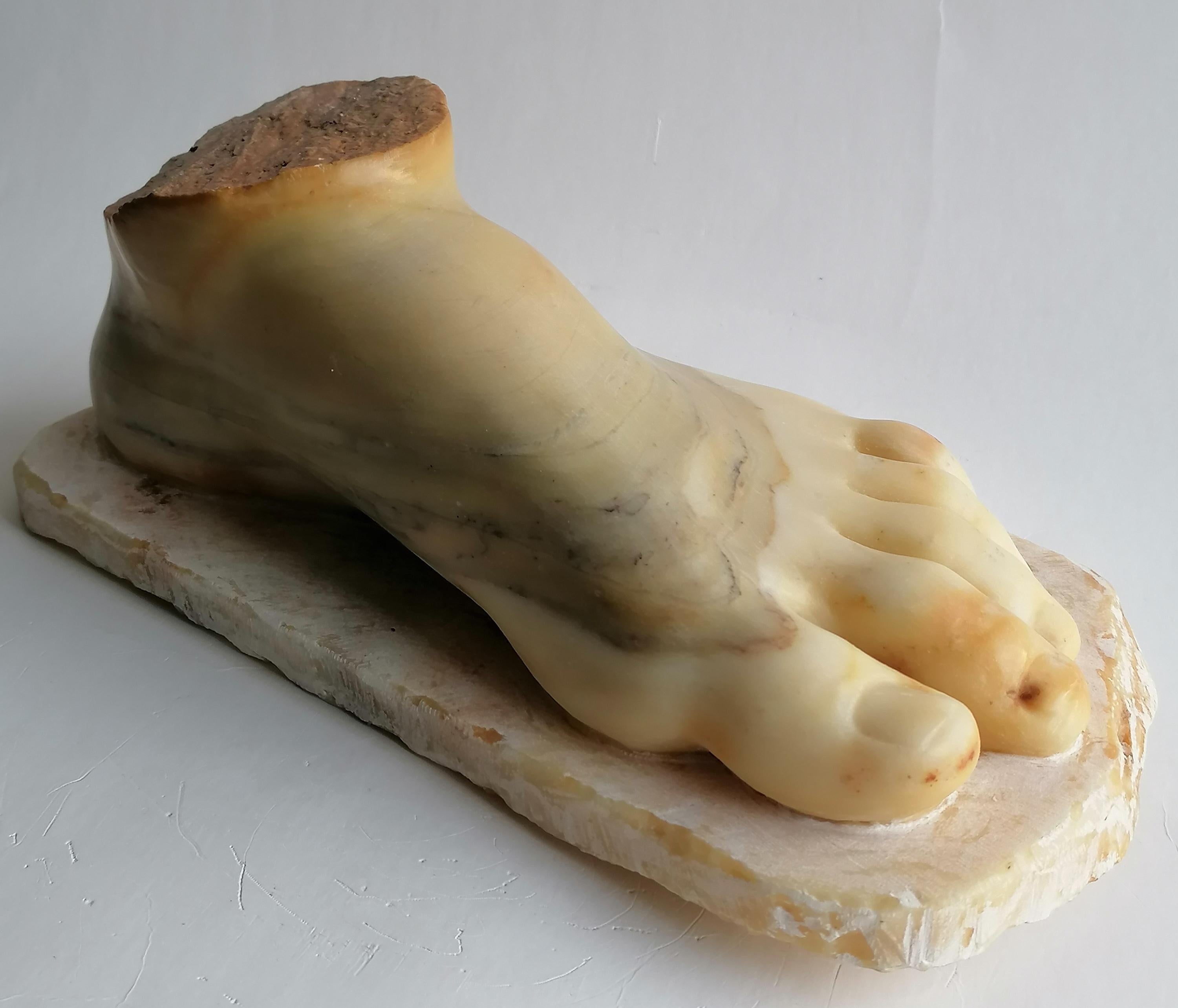 Scultura - piede classico in marmo giallo broccato di Siena- made in Italy For Sale 2