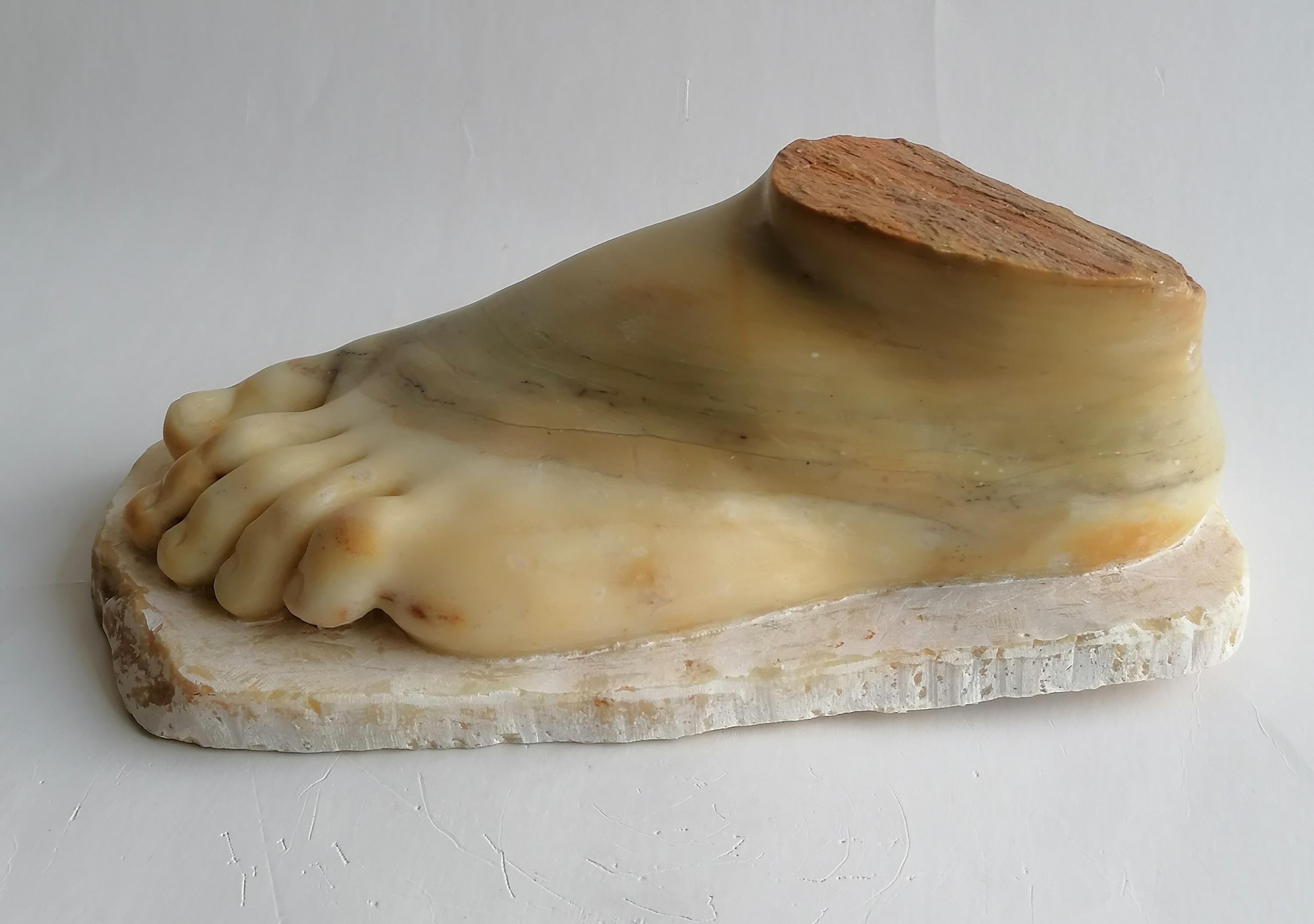 Hand-Crafted Scultura - piede classico in marmo giallo broccato di Siena- made in Italy For Sale