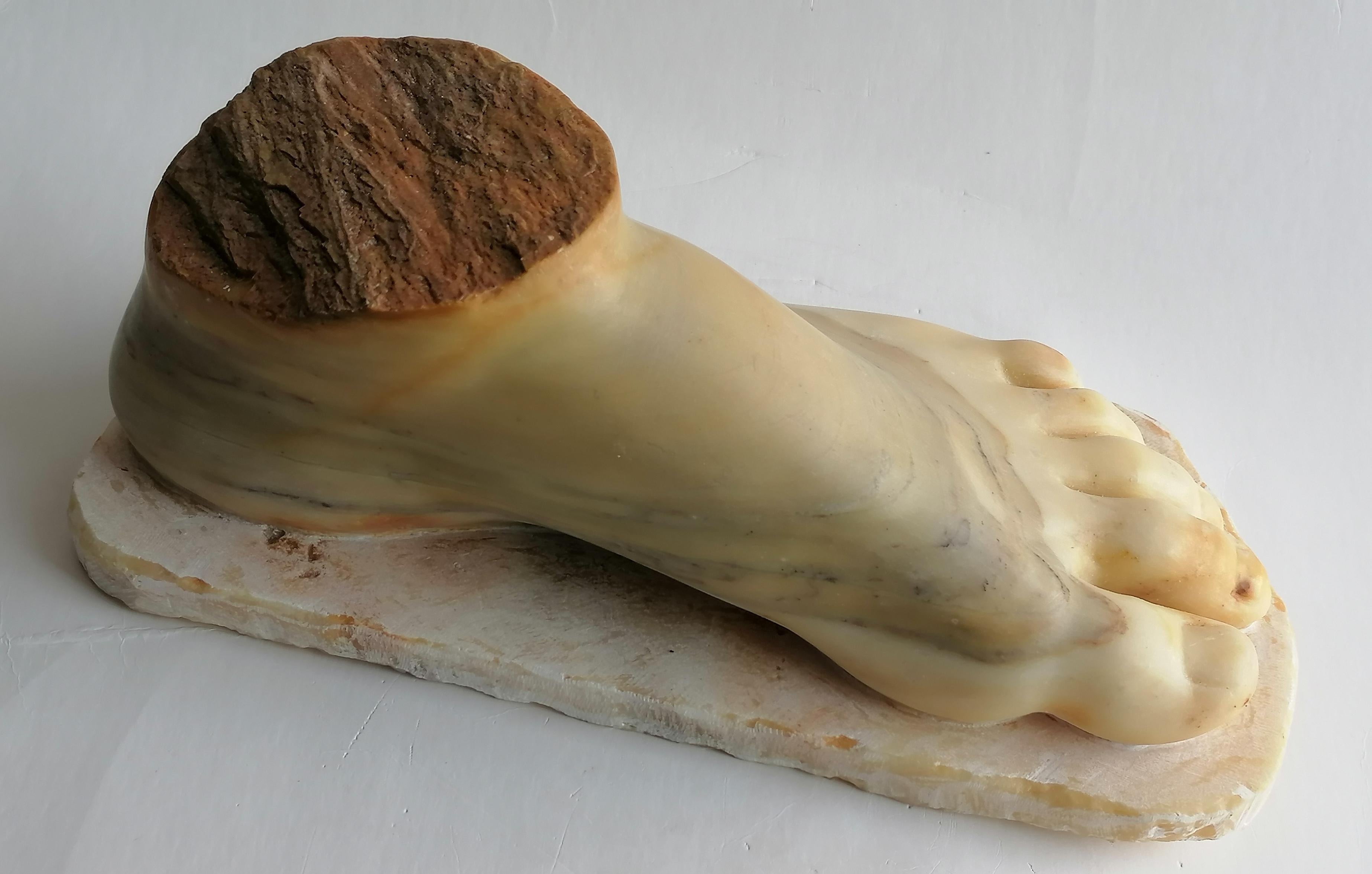Scultura - piede classico in marmo giallo broccato di Siena- made in Italy For Sale 1