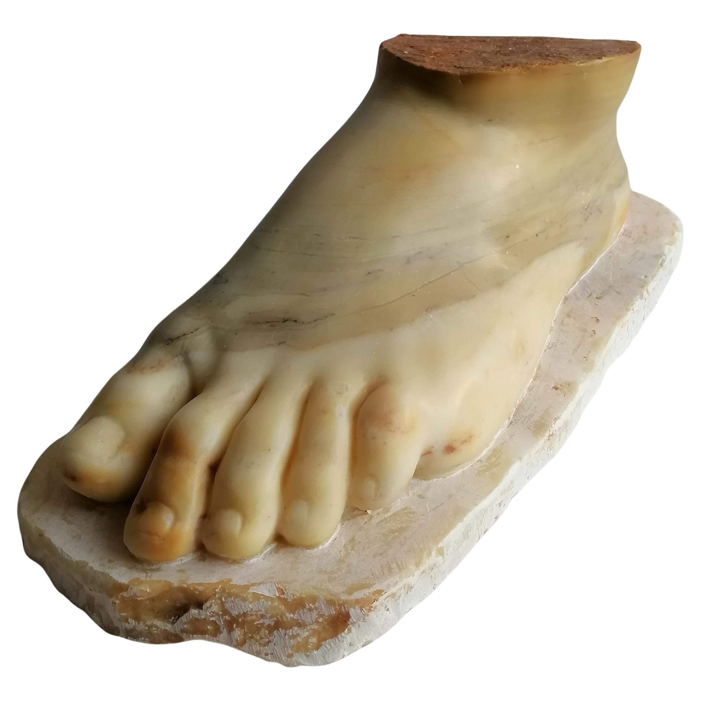 Scultura - piede classico in marmo giallo broccato di Siena- made in Italy For Sale